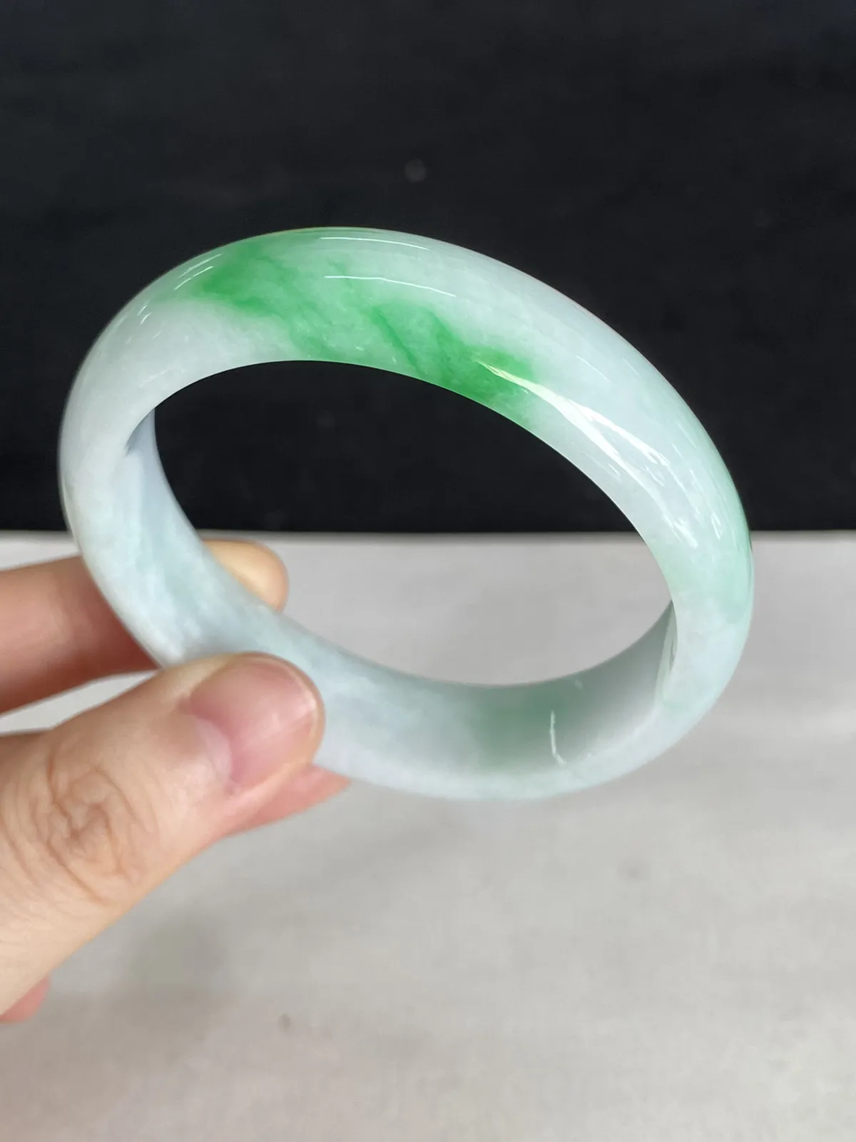 贵妃镯53圈口，翡翠糯化种飘绿手镯