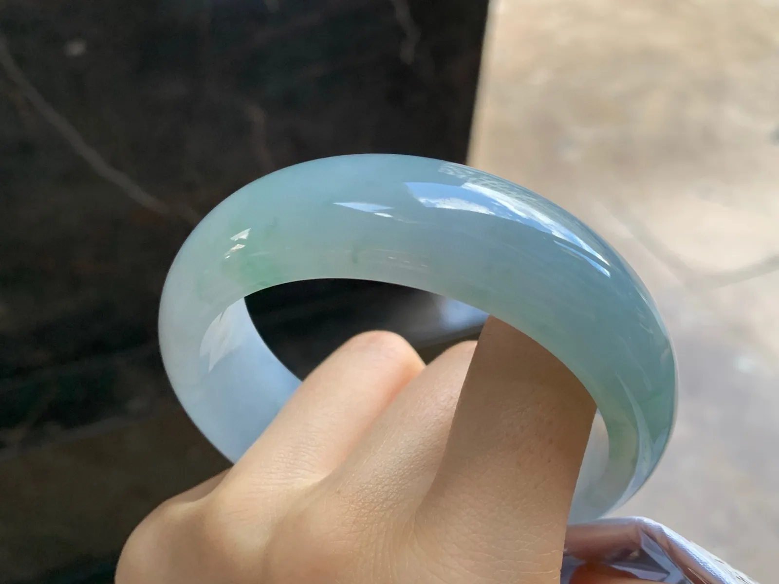 糯冰种宽版轮胎手镯
尺寸：59-19.6-8.7mm
种水好 大圈口推荐版型大气