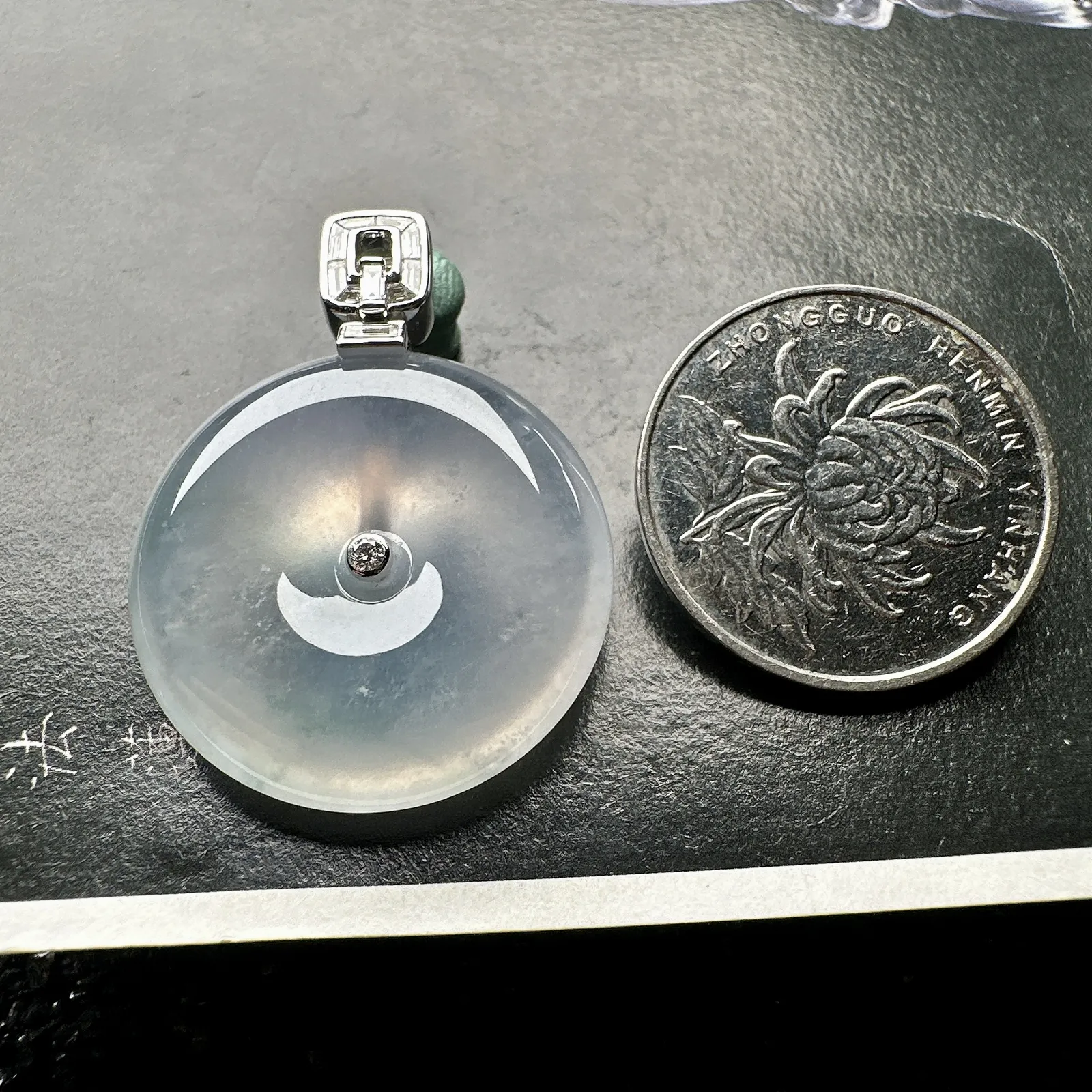 【冰种平安扣】老坑雪花棉，质地非常细腻，冰润十足，种老冰透，18k金钻镶嵌，裸石尺寸27.1*6.2毫米