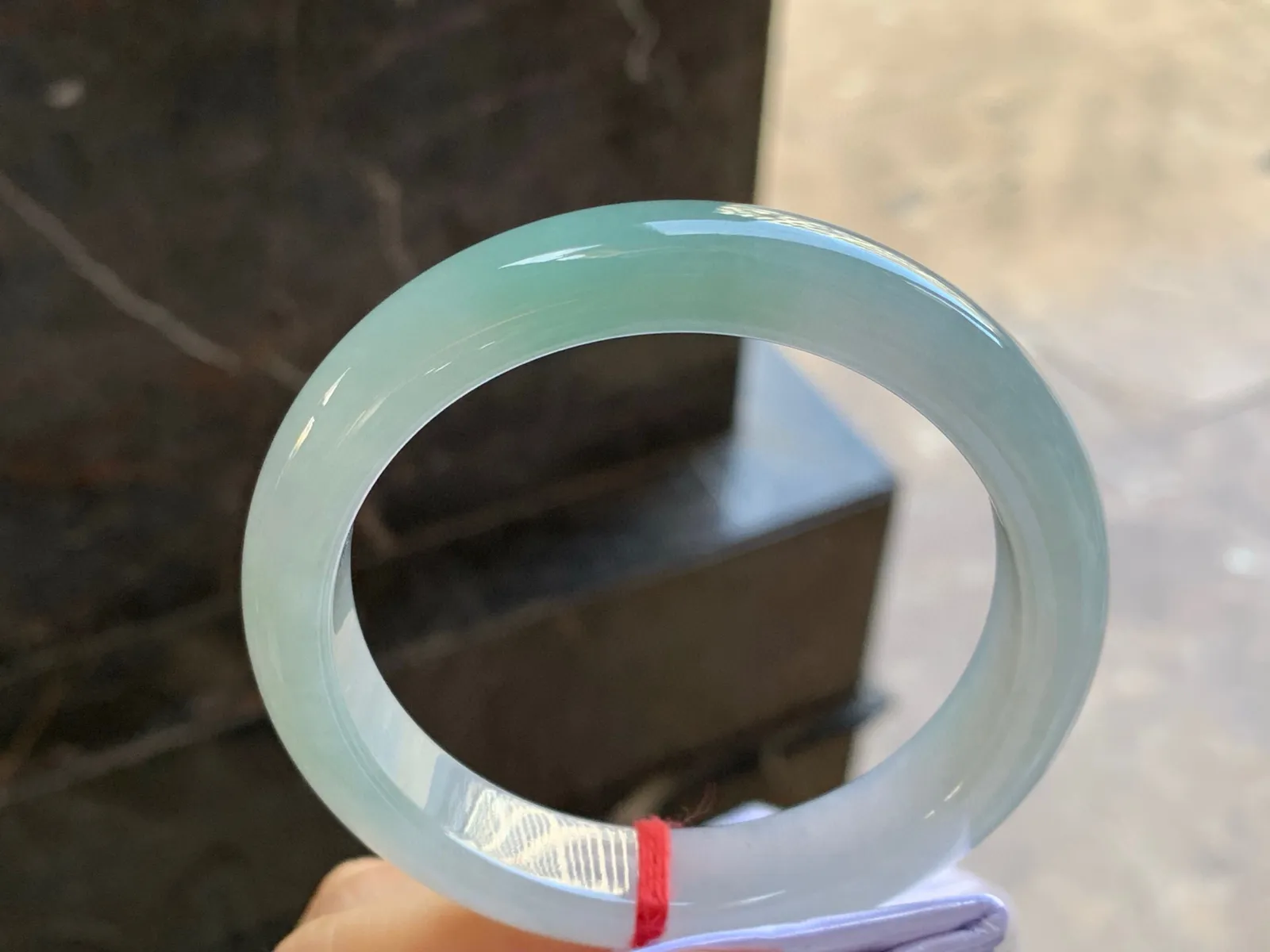 细糯手镯
尺寸：57.5-12.3-8.5mm
种水好 料子细腻干净
