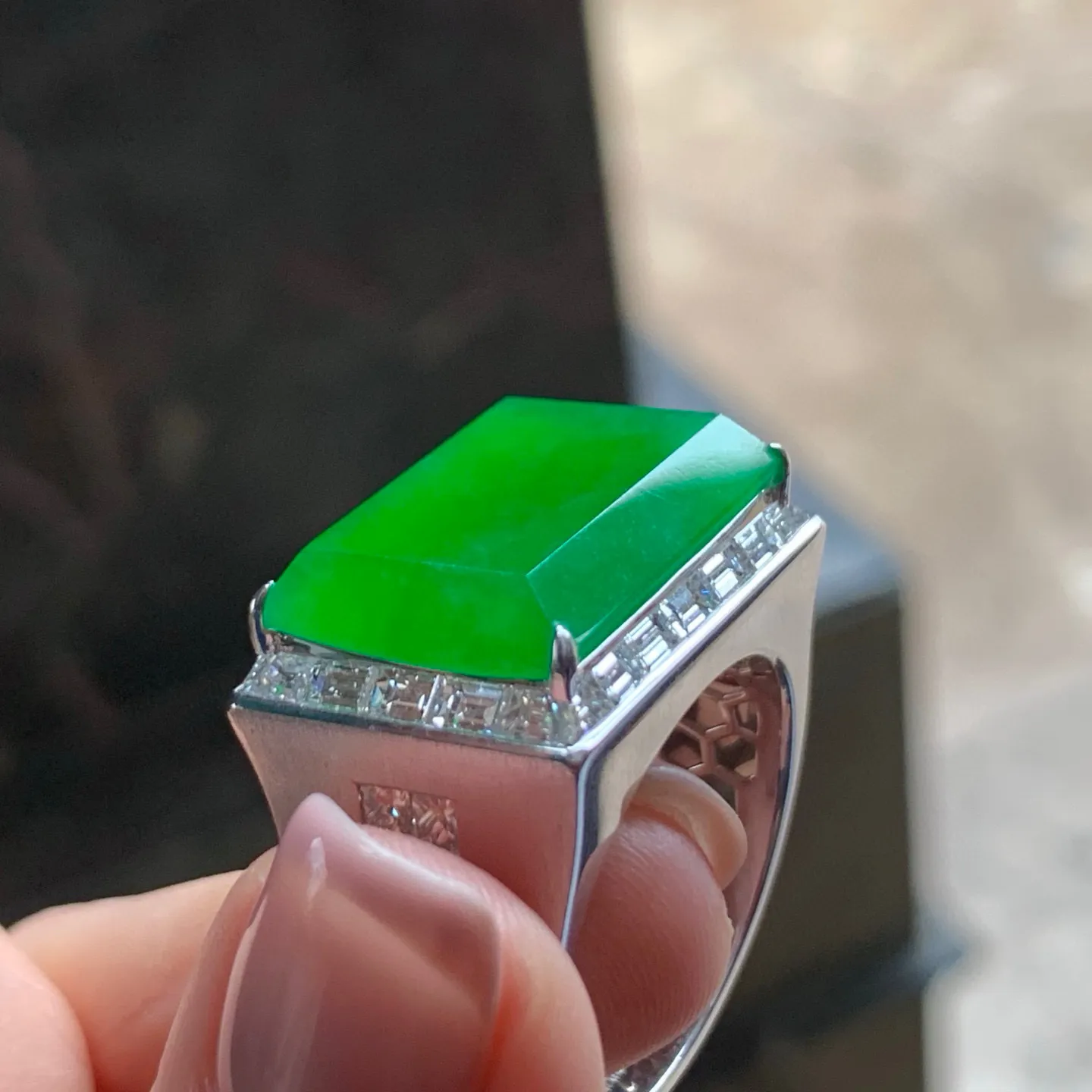 冰种辣绿方戒
有种有色料子厚实，佩戴大气