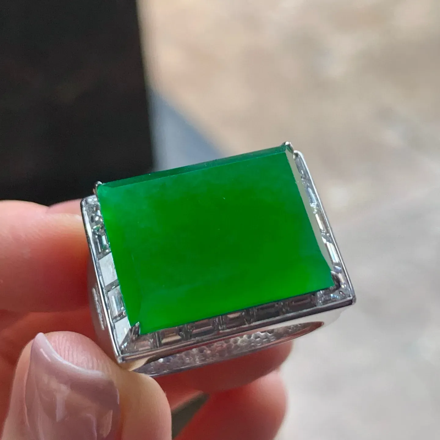 冰种辣绿方戒
有种有色料子厚实，佩戴大气