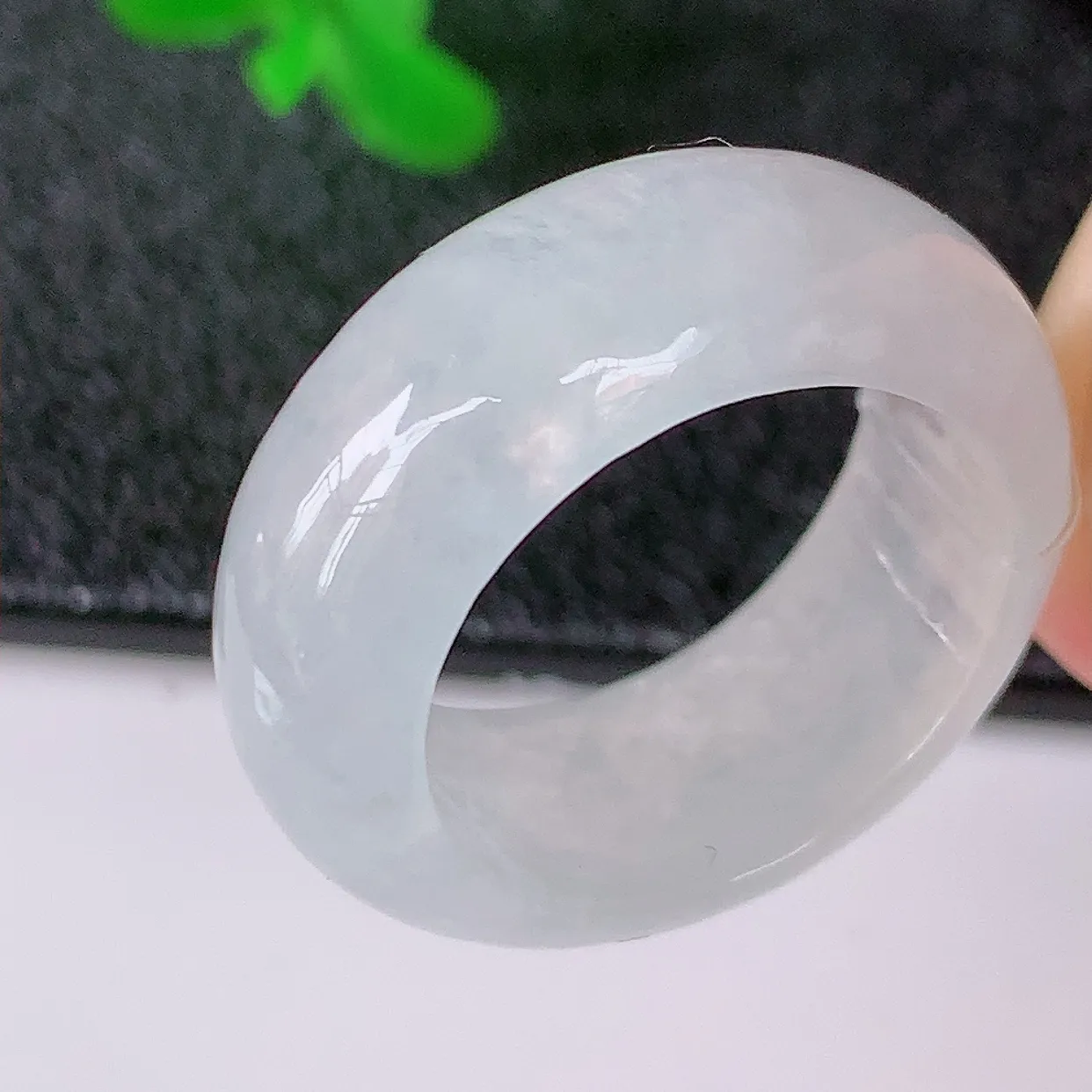 自然光实拍，16.6mm内径冰翡翠指环，玉戒指，玉质莹润，好精美好冰润的指环，13圈口，上手纤巧！#49.20尺寸16.6*8.2*3.6