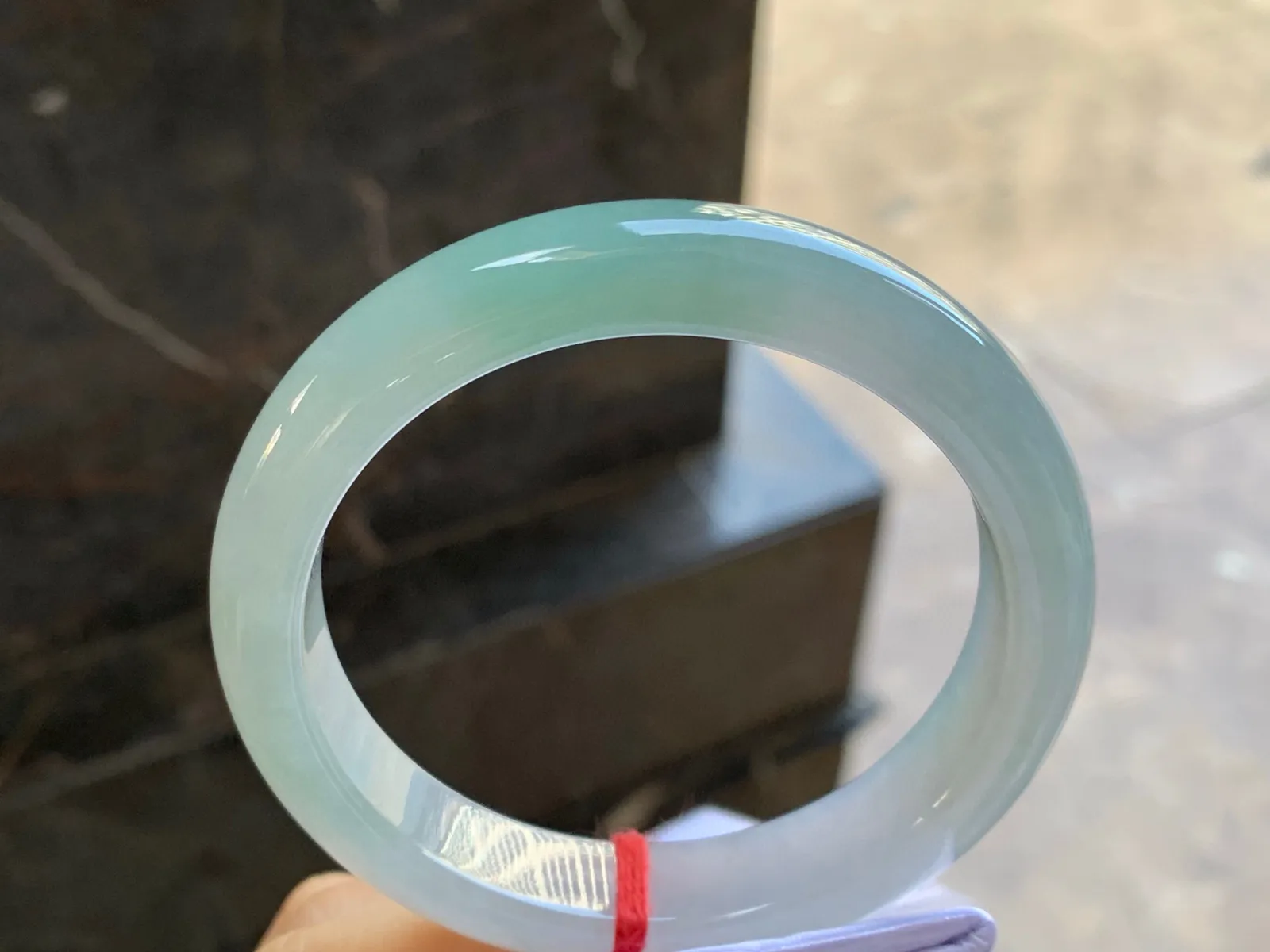 细糯手镯
尺寸：57.5-12.3-8.5mm
种水好 料子细腻干净
