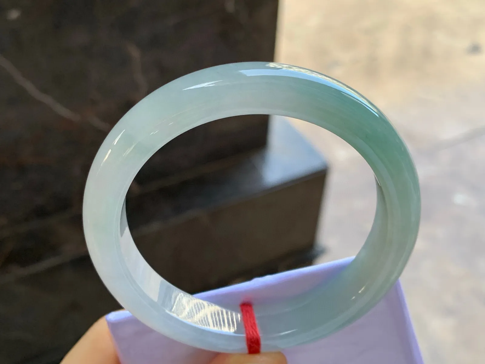 细糯手镯
尺寸：57.5-12.3-8.5mm
种水好 料子细腻干净