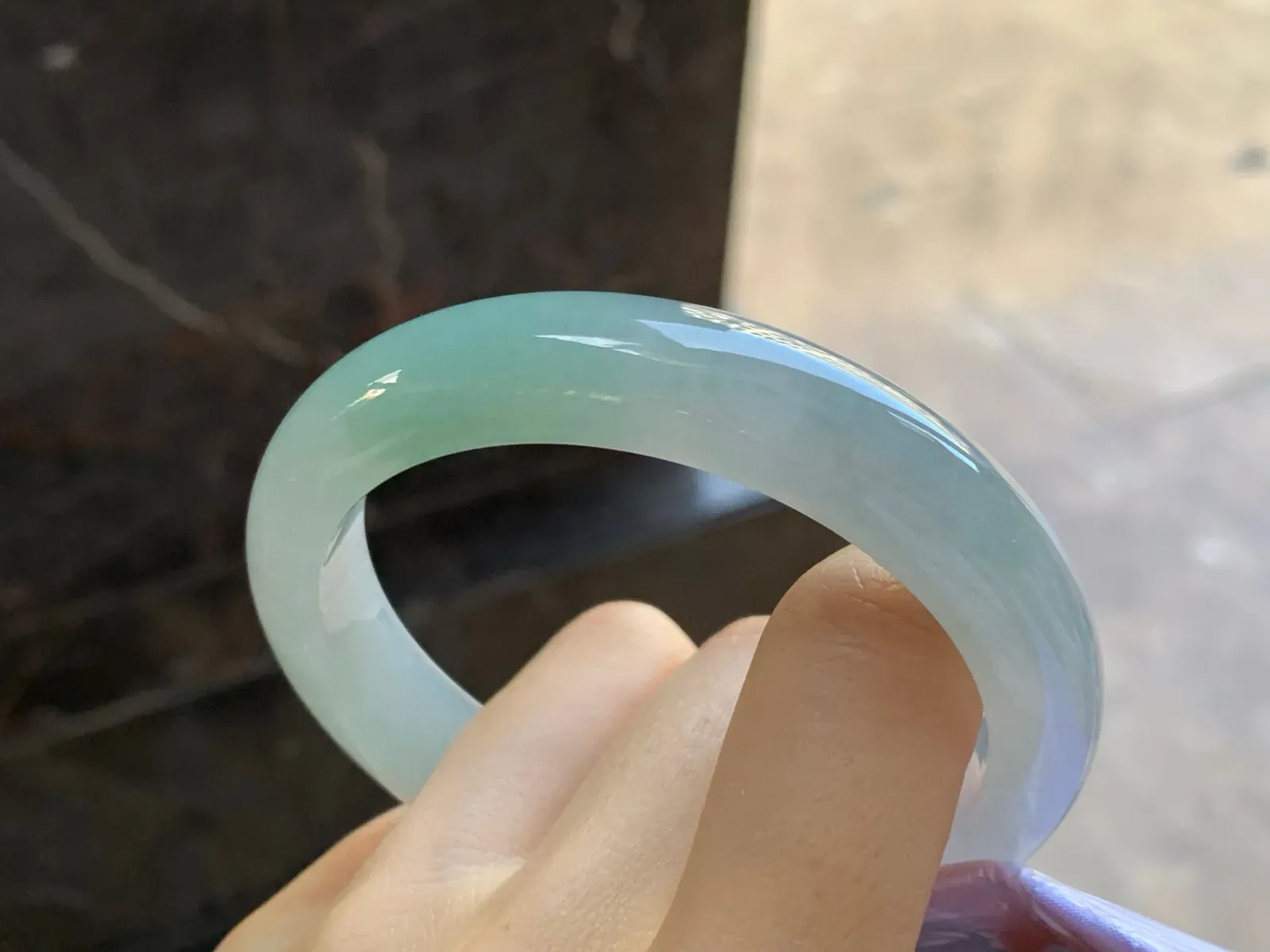 细糯手镯
尺寸：57.5-12.3-8.5mm
种水好 料子细腻干净