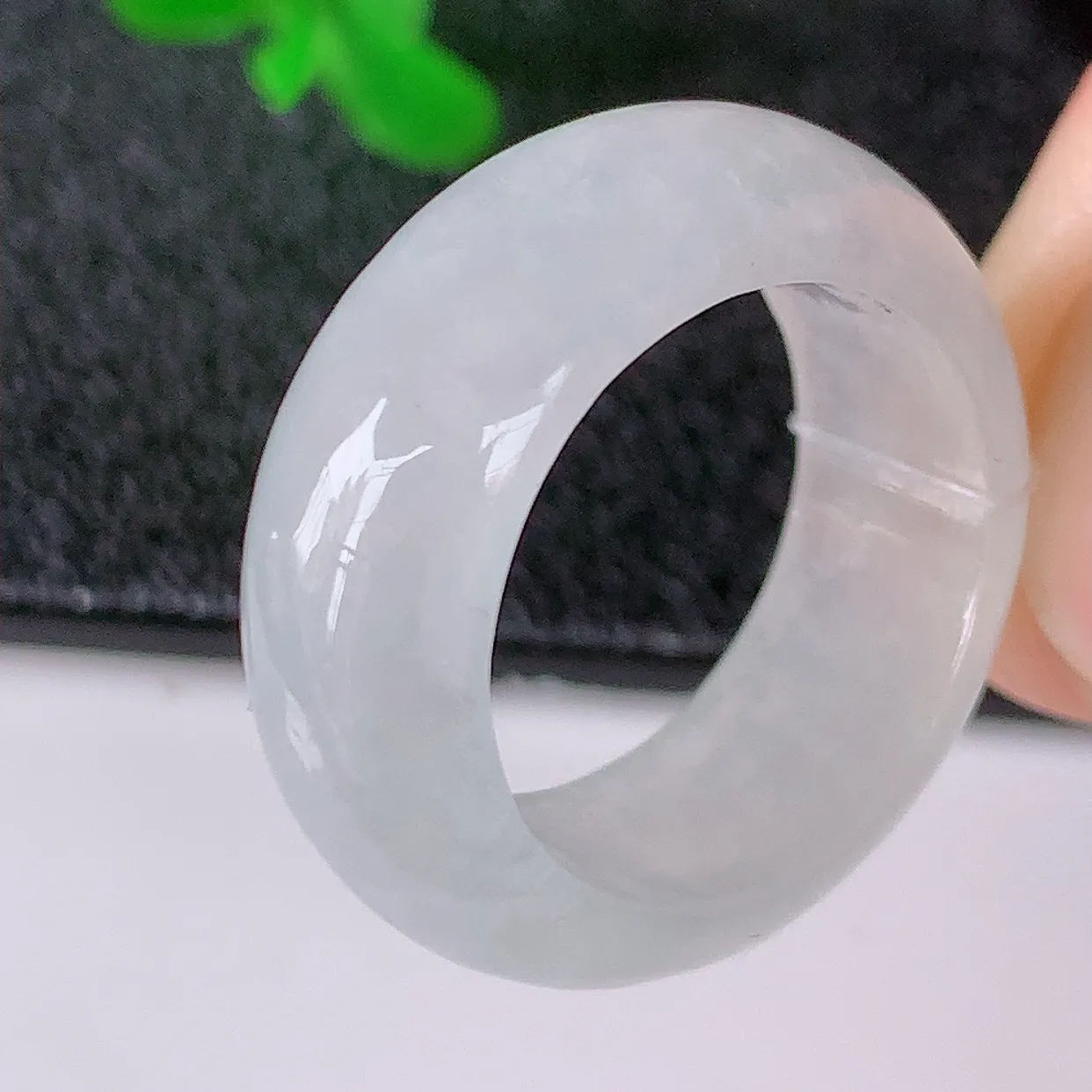 自然光实拍，16.6mm内径冰翡翠指环，玉戒指，玉质莹润，好精美好冰润的指环，13圈口，上手纤巧！#