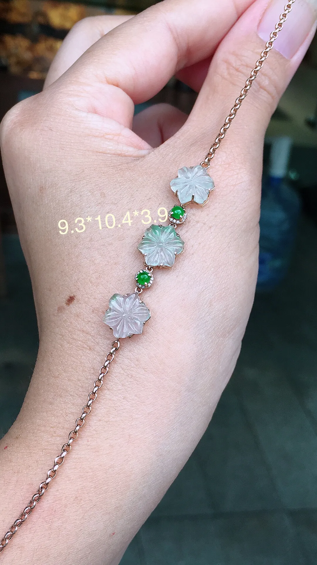冰种手链，玉质细腻，荧光感超
强，饱满圆润，尽显优雅气质，18k
金豪华镶嵌