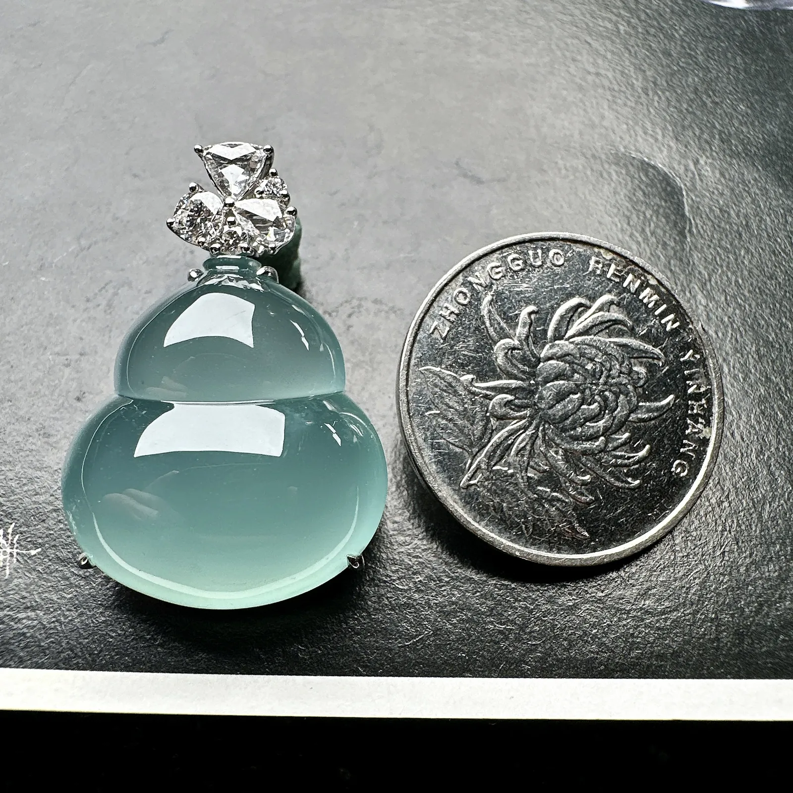 【玻璃种葫芦吊坠】天空蓝色泽，冰感十足，通透闪亮，起光起的很漂亮，18k金钻镶嵌，裸石尺寸23.8*22*8.6毫米。