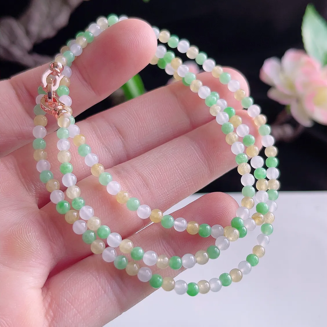 缅甸A货翡翠精美冰润三彩项链   珠圆玉润，色泽靓丽，种好，玉质细腻  工艺精美  佩戴气质大方（请在自然光欣赏）E  尺寸3.8mm