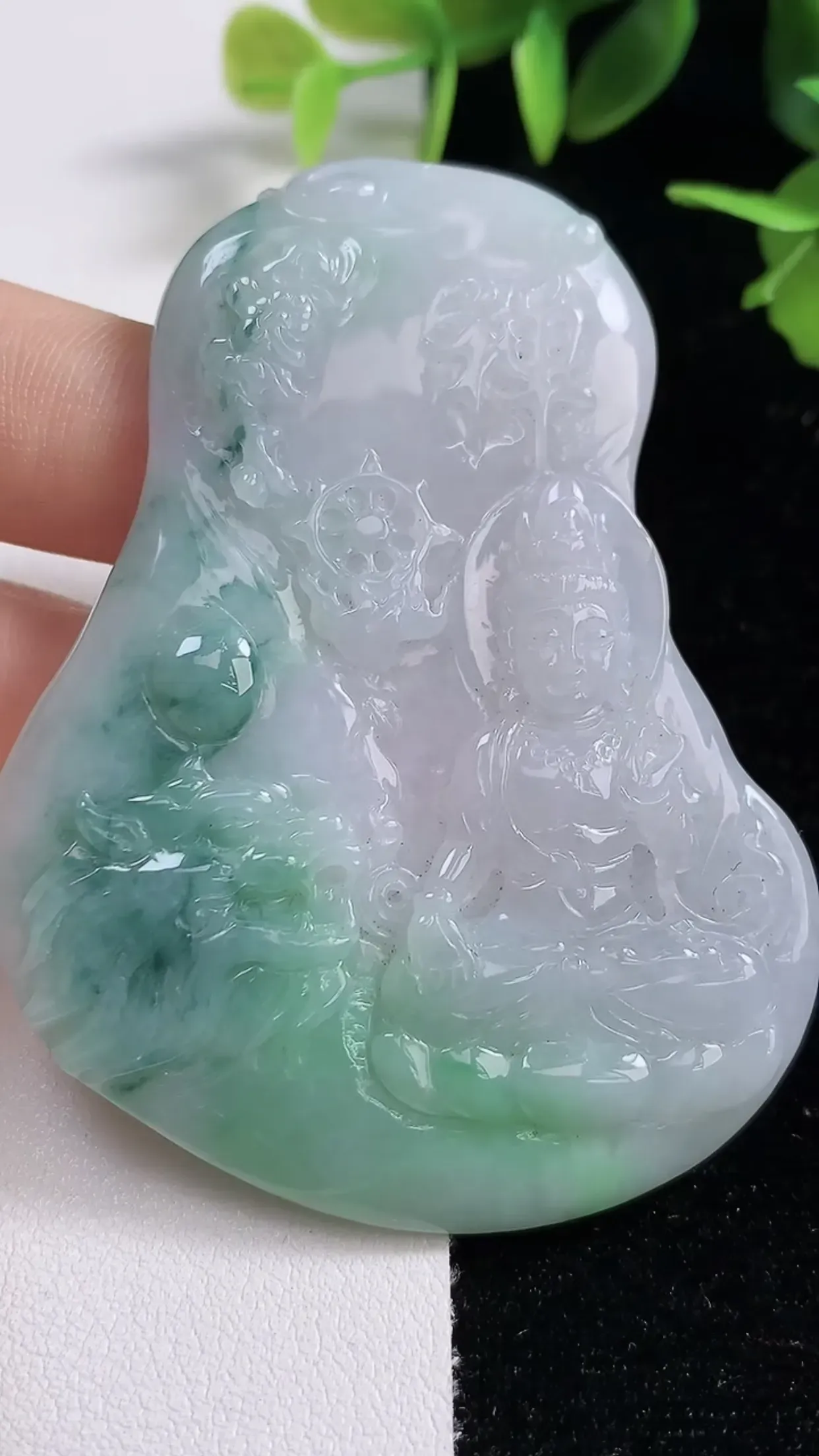缅甸天然翡翠a货 老坑料起胶冰润 飘绿文殊菩萨吊坠，尺寸67.6-51.3-6mm  y 36.99
