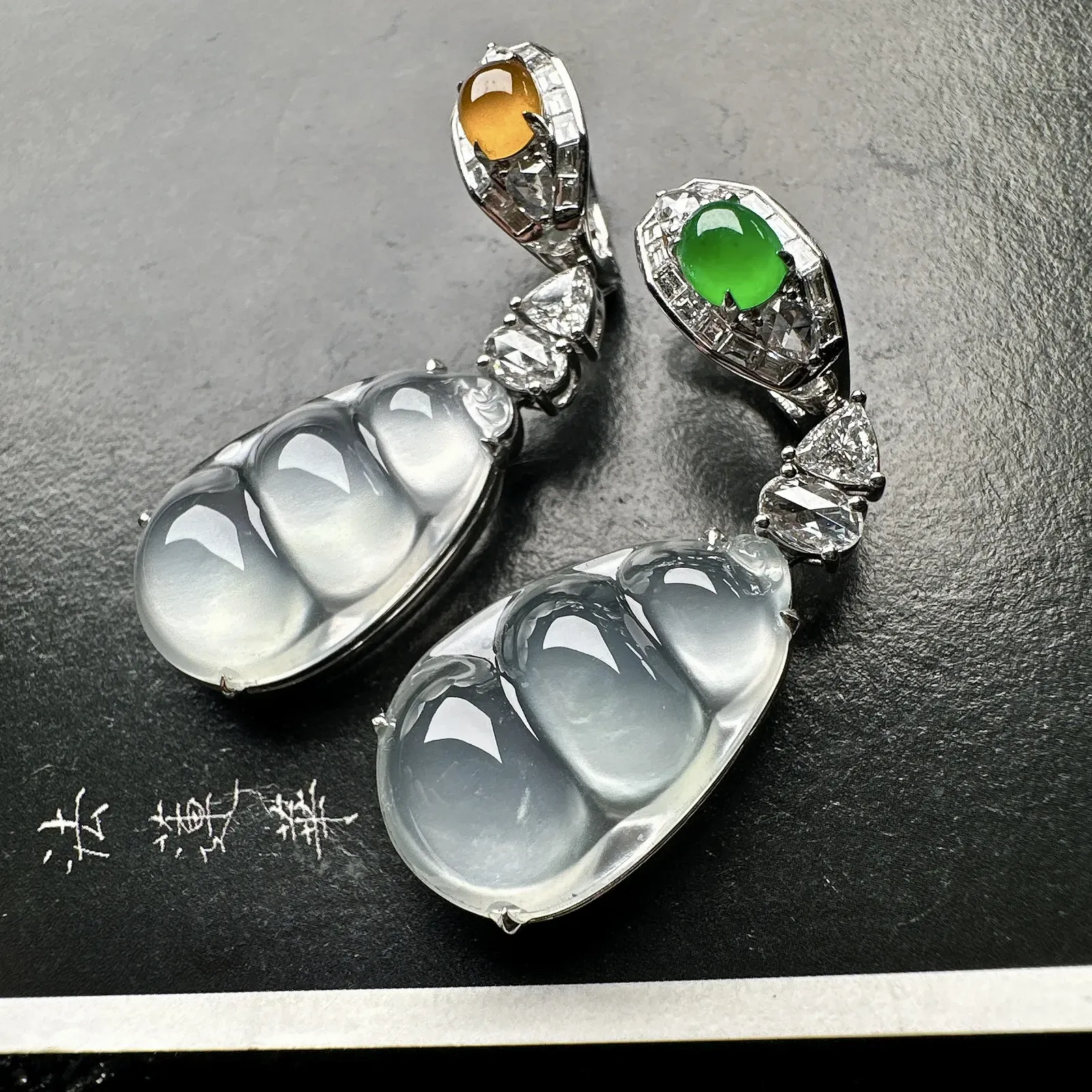 【玻璃种福豆耳坠】多子多福，豆子品质上佳，饱满度不错，冰润通透，起强胶感，光泽强烈。18K金钻精美镶嵌，裸石尺寸23*14.6*5.2毫米