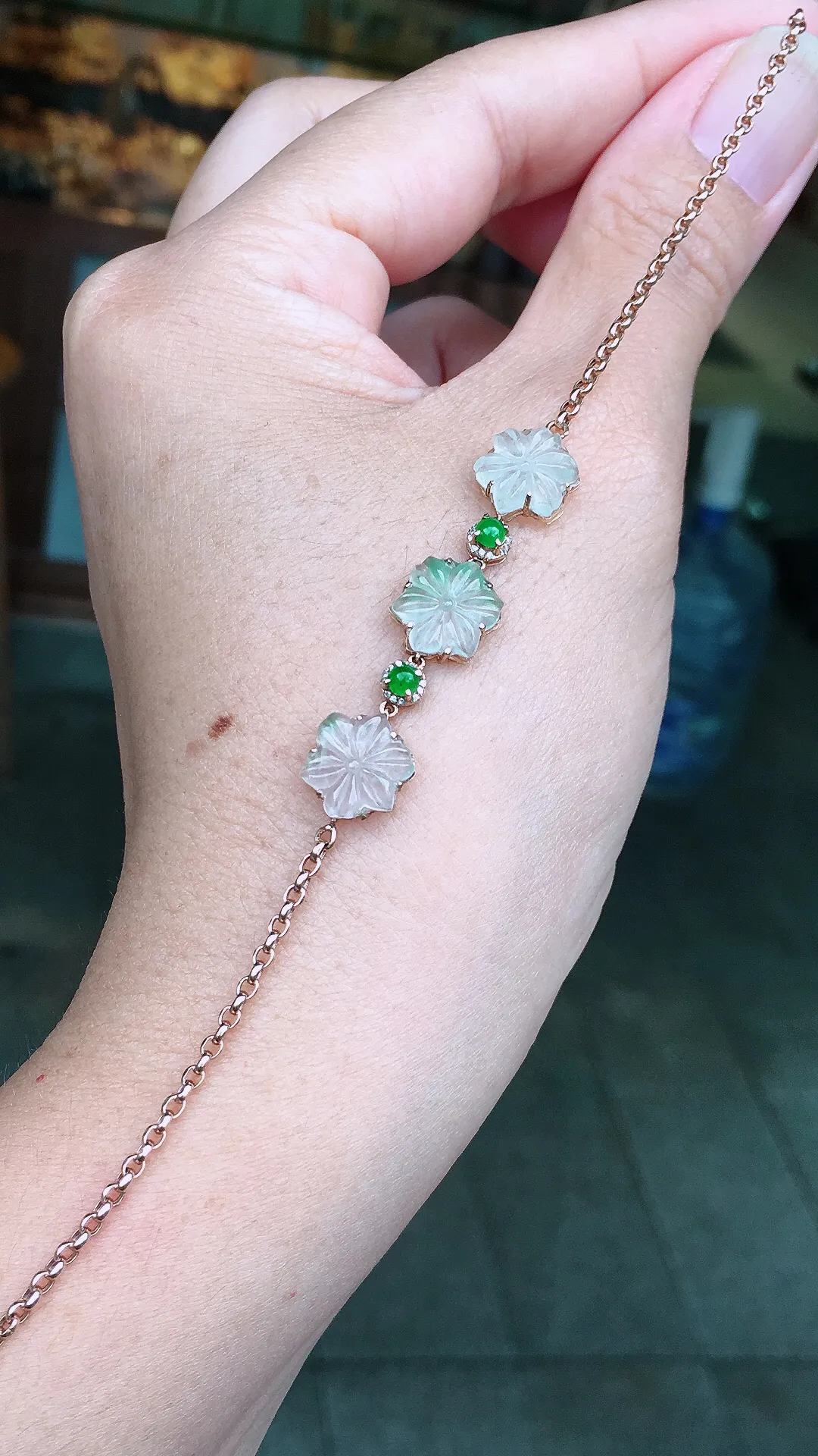 冰种手链，玉质细腻，荧光感超
强，饱满圆润，尽显优雅气质，18k
金豪华镶嵌
