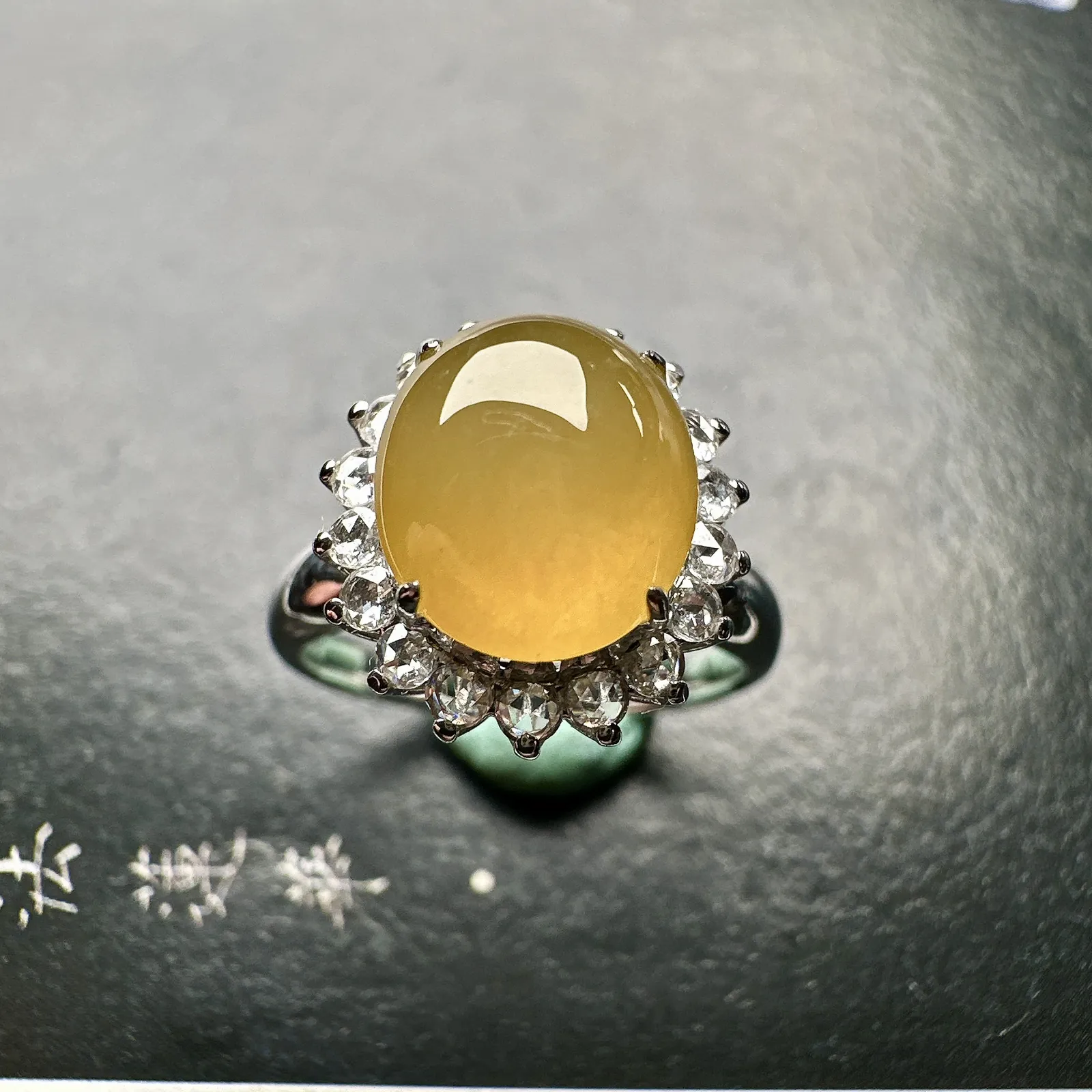 【冰种黄蛋戒指】种水上乘，晶莹剔透，纯净通透，18k金钻精美镶嵌，裸石尺寸9.9*8.5*5.5毫米