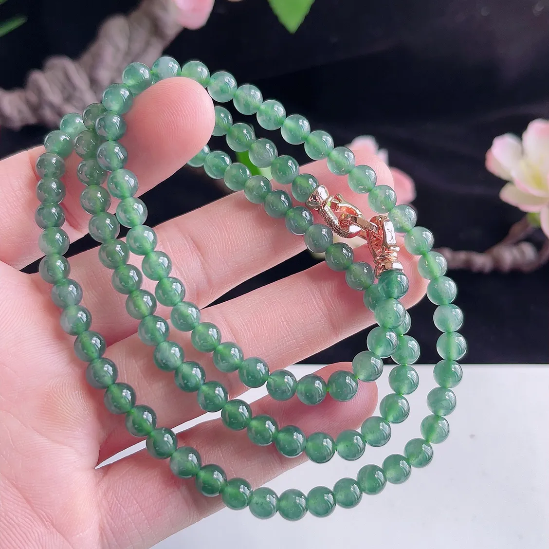 A货翡翠老坑冰润项链  珠圆玉润，色泽靓丽，种好，玉质细腻  工艺精美  佩戴气质大方（请在自然光欣赏）E  尺寸6mm