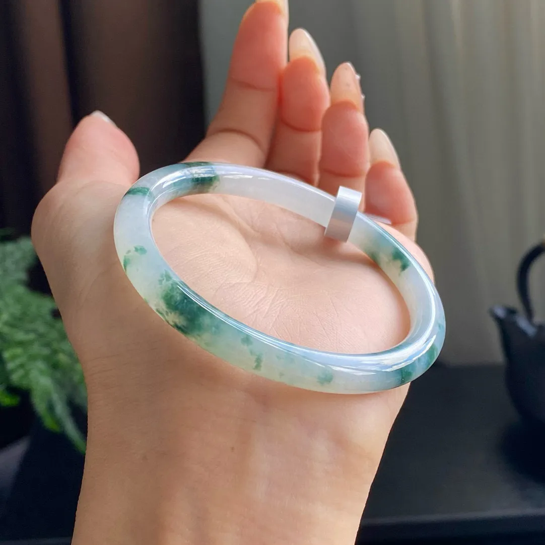 【细美人条飘花手镯】
【尺寸】53-7-7
底妆细腻冰润，胶感十足，飘灵动清雅绿花，轻盈飘逸，古典雅