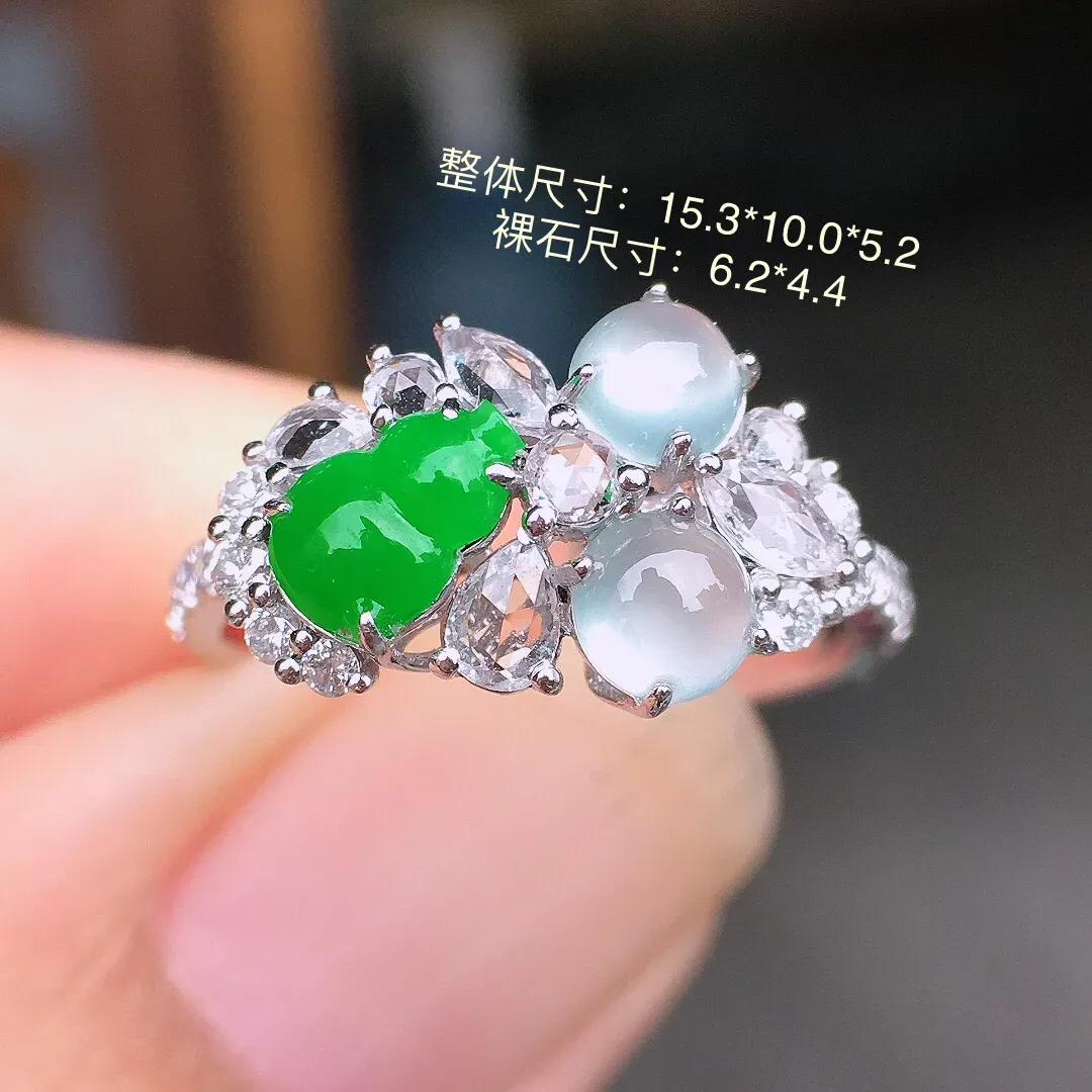 （冰+绿）三合一戒指，色泽均匀艳丽，玉质细腻，荧光感超
强，饱满圆润，尽显优雅气质，18k
金豪华镶嵌