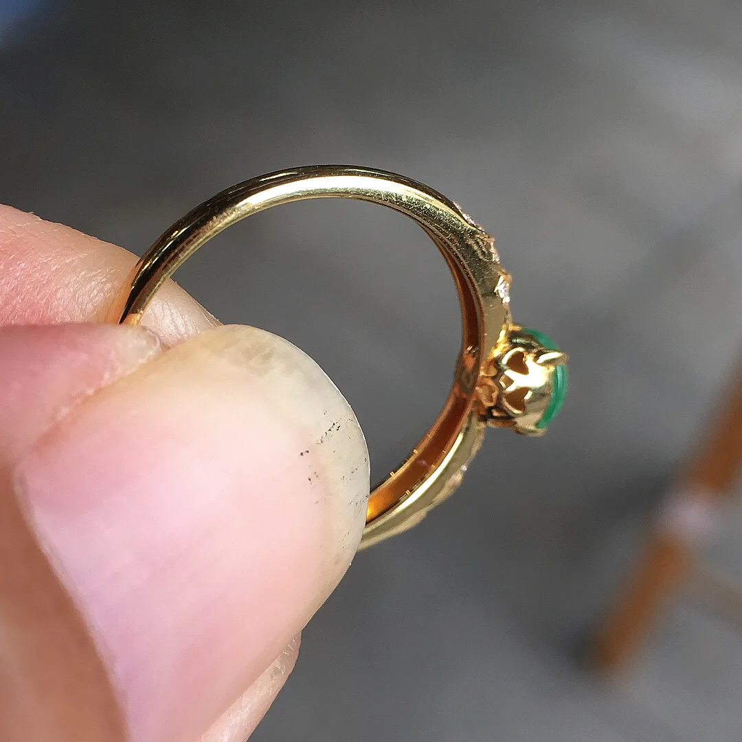 冰绿蛋面戒指，色泽均匀艳丽，玉质细腻，荧光感超
强，饱满圆润，尽显优雅气质，18k
金豪华镶嵌