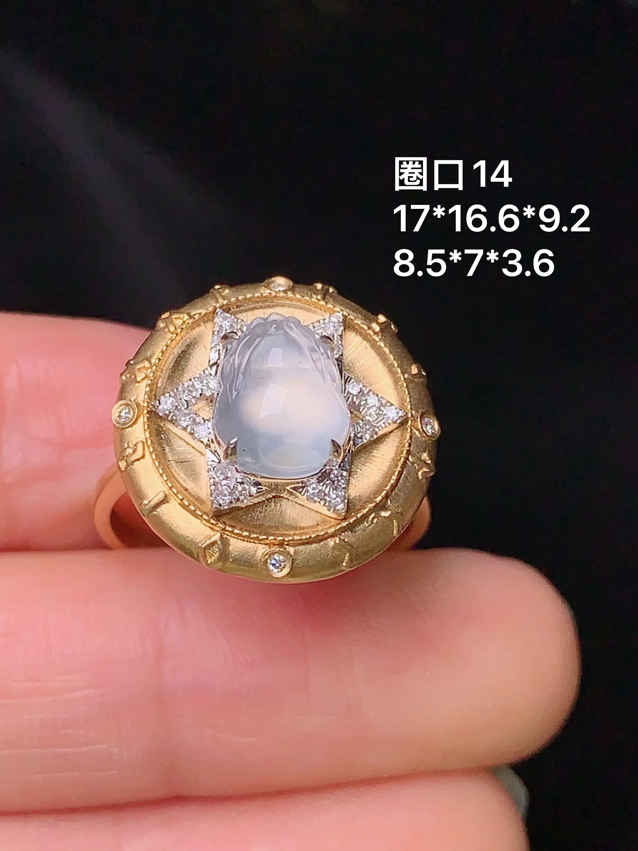 18k金钻镶嵌冰种貔貅戒指 玉质细腻 色泽艳丽 圈口14 整体尺寸17*16.6*9.2