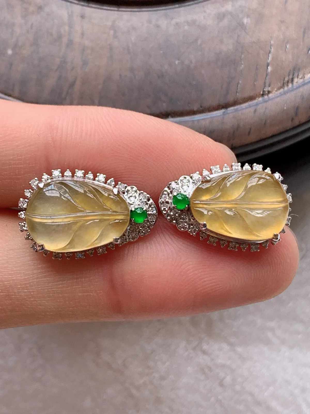 翡翠a货18k金冰种黄翡金枝玉叶 叶子耳钉，尺寸12.5-8.8，重量:4.04g