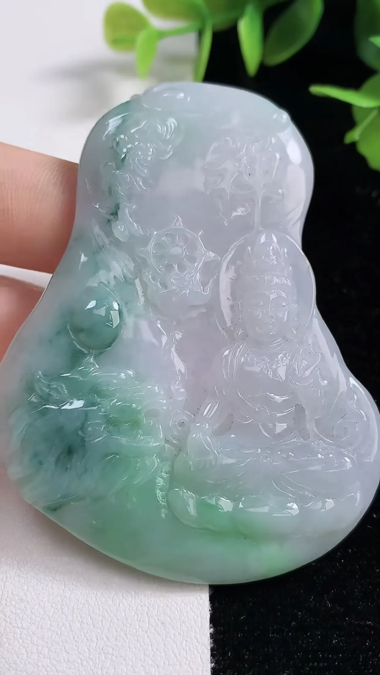 缅甸天然翡翠a货 老坑料起胶冰润 飘绿文殊菩萨吊坠，尺寸67.6-51.3-6mm  y 36.99