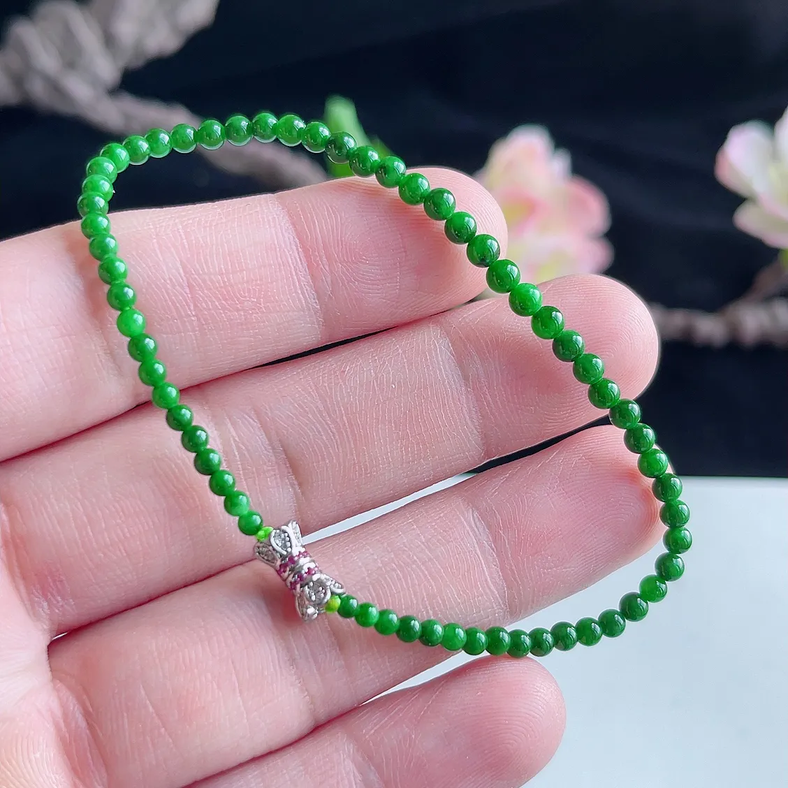 缅甸A货翡翠精美冰润满色辣绿手链   珠圆玉润，色泽靓丽，种好，玉质细腻  工艺精美  佩戴气质大方