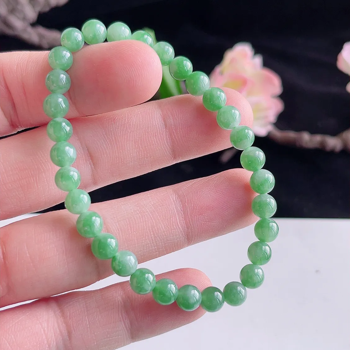 缅甸A货翡翠精美冰润满色满绿手链   珠圆玉润，色泽靓丽，种好，玉质细腻  工艺精美  佩戴气质大方（请在自然光欣赏）S0703  尺寸6.5mm