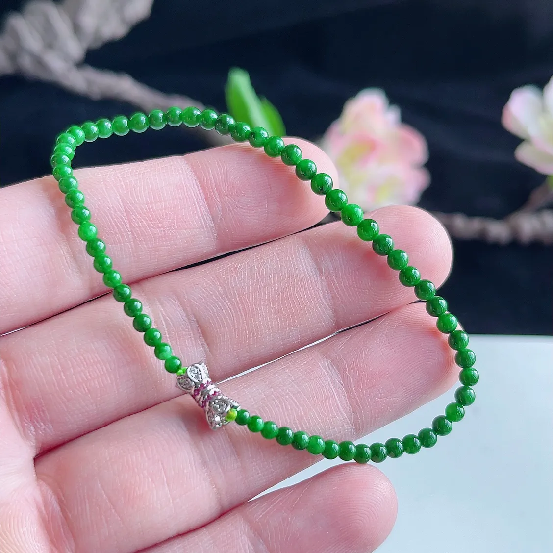 缅甸A货翡翠精美冰润满色辣绿手链   珠圆玉润，色泽靓丽，种好，玉质细腻  工艺精美  佩戴气质大方（请在自然光欣赏）S0853  尺寸3.5mm