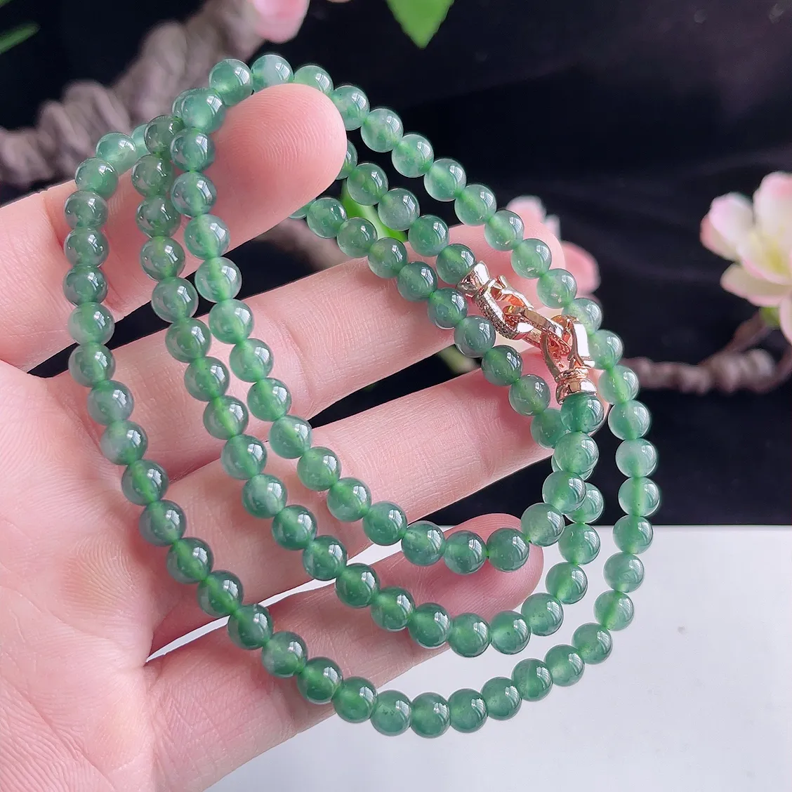 A货翡翠老坑冰润项链  珠圆玉润，色泽靓丽，种好，玉质细腻  工艺精美  佩戴气质大方（请在自然光欣赏）E  尺寸6mm