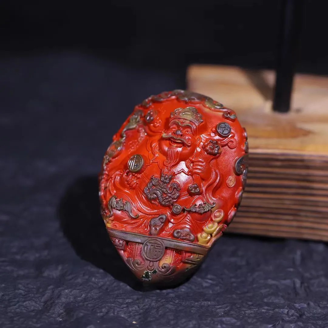 （财神到）
	•	包浆南红：历经岁月沉淀，油脂感强，色泽由内而外透出温润的“老熟”红，不浮夸、不刺眼，越盘越有韵味。

	•	工艺细节：财神像开脸饱满喜庆，眉眼含笑，手持如意，衣褶流畅自然，刀法细腻，连胡须、衣纹纹理都清晰可见。

	•	质地：选材致密细腻，手感圆润，贴身佩戴或盘玩都很舒服。

2. 寓意与文化

	•	财神文化：财神是招财、聚财、纳福的象征，寓意财运亨通、事业兴旺。

	•	南红加持：红色在中国传统文化中代表喜庆、吉祥、好运，南红更是被称为“赤玉”，有消灾护身的说法。

	•	双重祝福：包浆南红+财神造型，既有物质财富的祈愿，也有精神层面的安宁与吉祥。
规格72-52-32mm134g