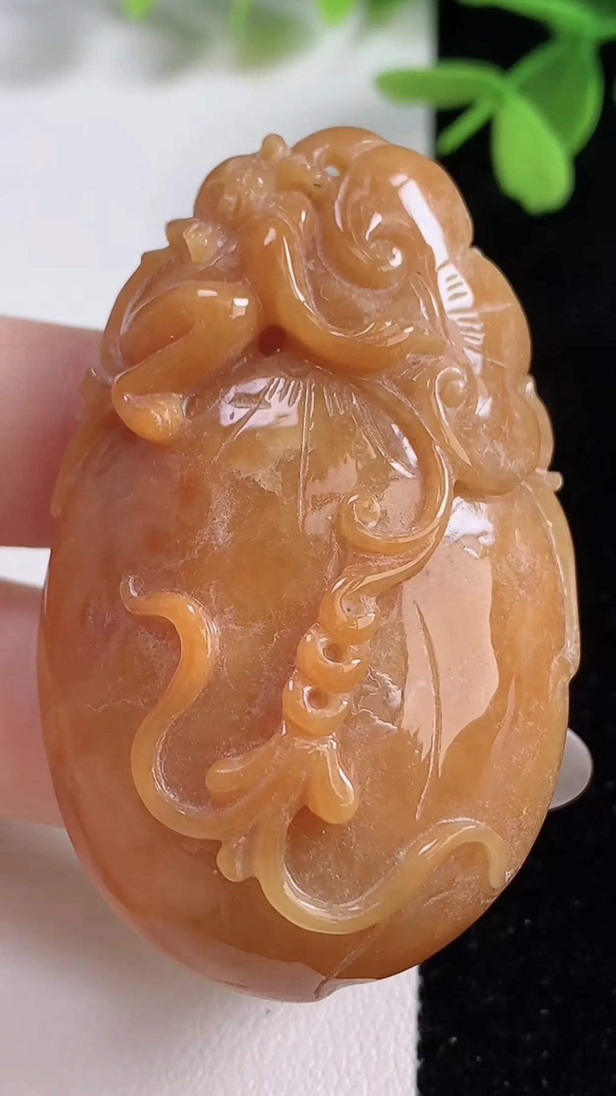 天然翡翠a货 老坑料起胶冰润 红翡灵猴献瑞 福瓜吊坠，尺寸55-35-17mm  y 45.88
