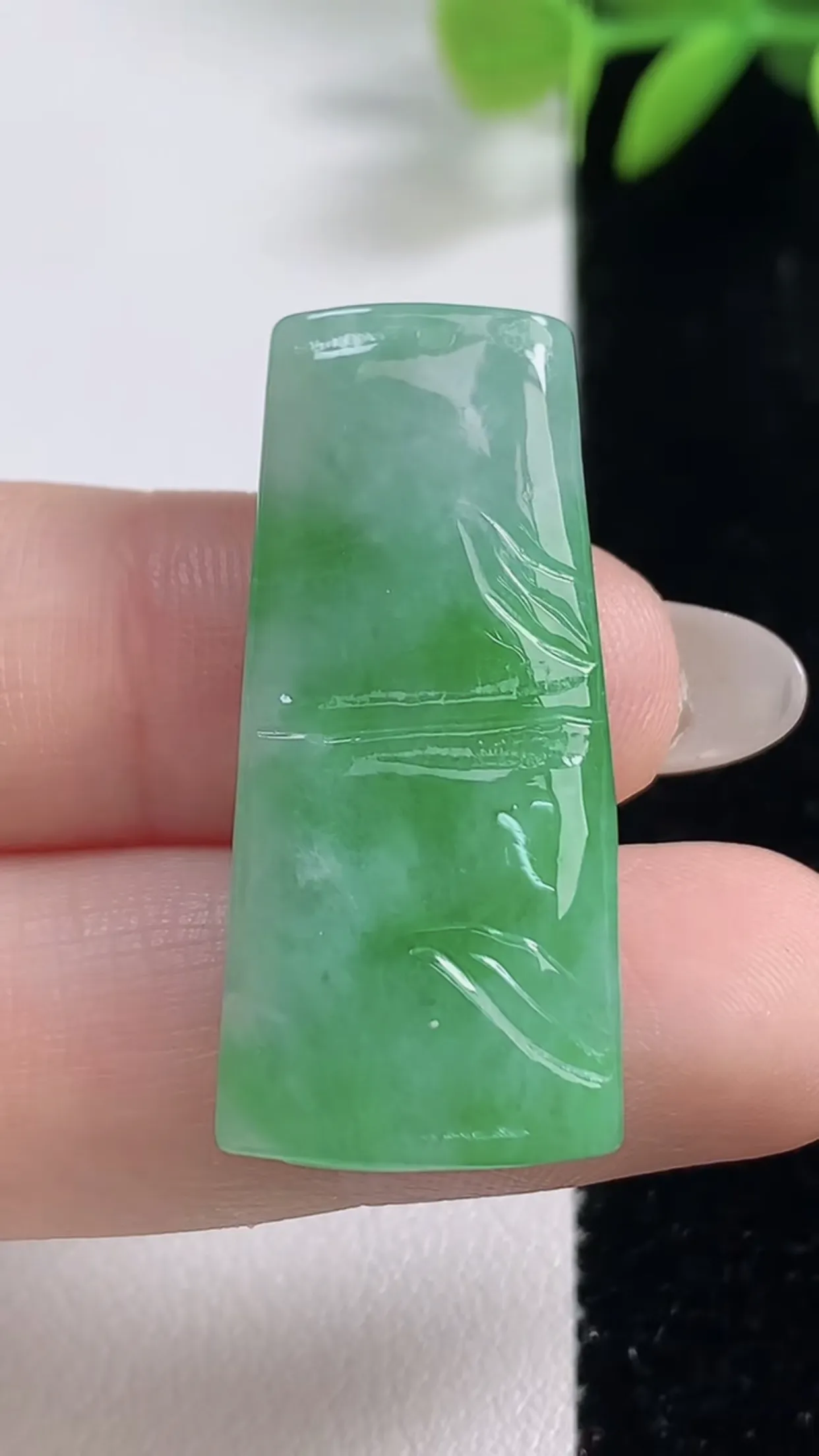 缅甸天然翡翠a货 老坑料起胶冰润 飘绿节节高升 竹节吊坠，尺寸33.8-15-4.8mm  y 6.78