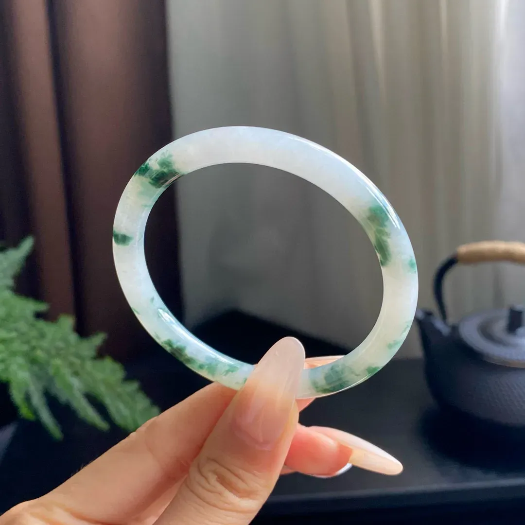 【细美人条飘花手镯】
【尺寸】53-7-7
底妆细腻冰润，胶感十足，飘灵动清雅绿花，轻盈飘逸，古典雅韵，上手端庄优雅