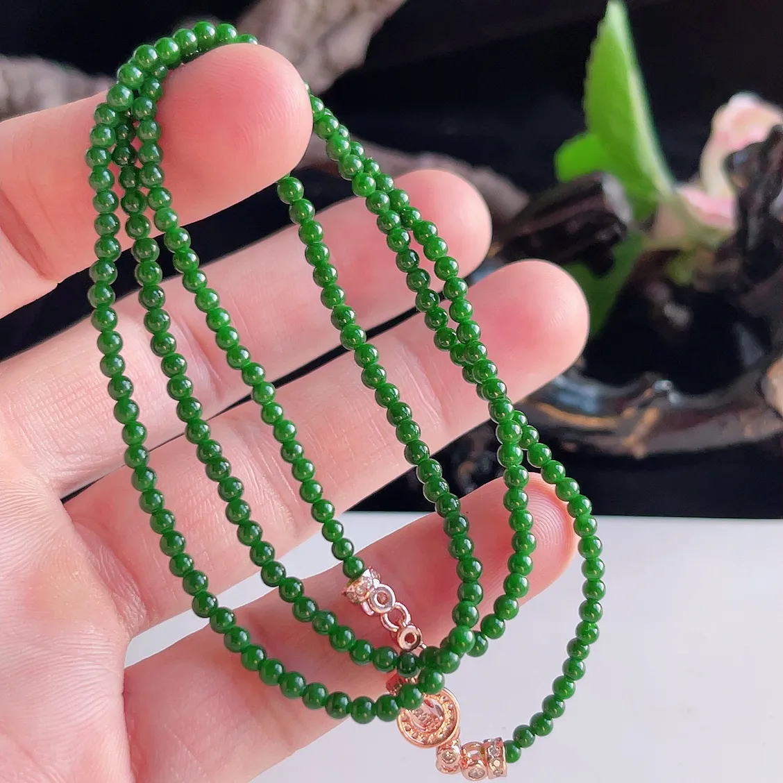缅甸A货翡翠精美冰润辣绿项链   珠圆玉润，色泽靓丽，种好，玉质细腻  工艺精美  佩戴气质大方（请在自然光欣赏）S0857  尺寸3mm
