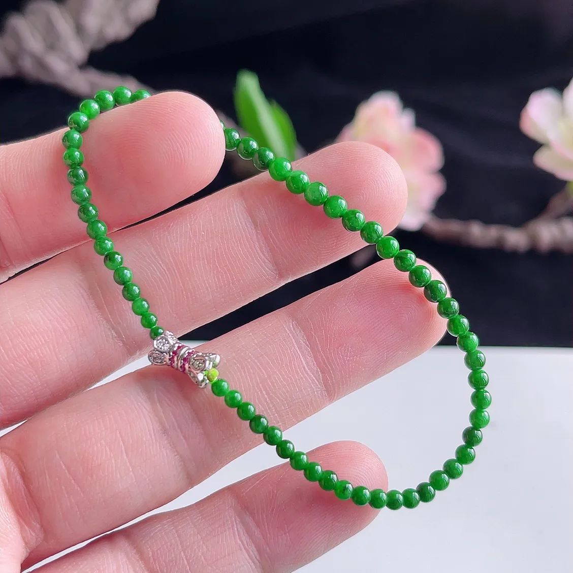 缅甸A货翡翠精美冰润满色辣绿手链   珠圆玉润，色泽靓丽，种好，玉质细腻  工艺精美  佩戴气质大方（请在自然光欣赏）S0853  尺寸3.5mm