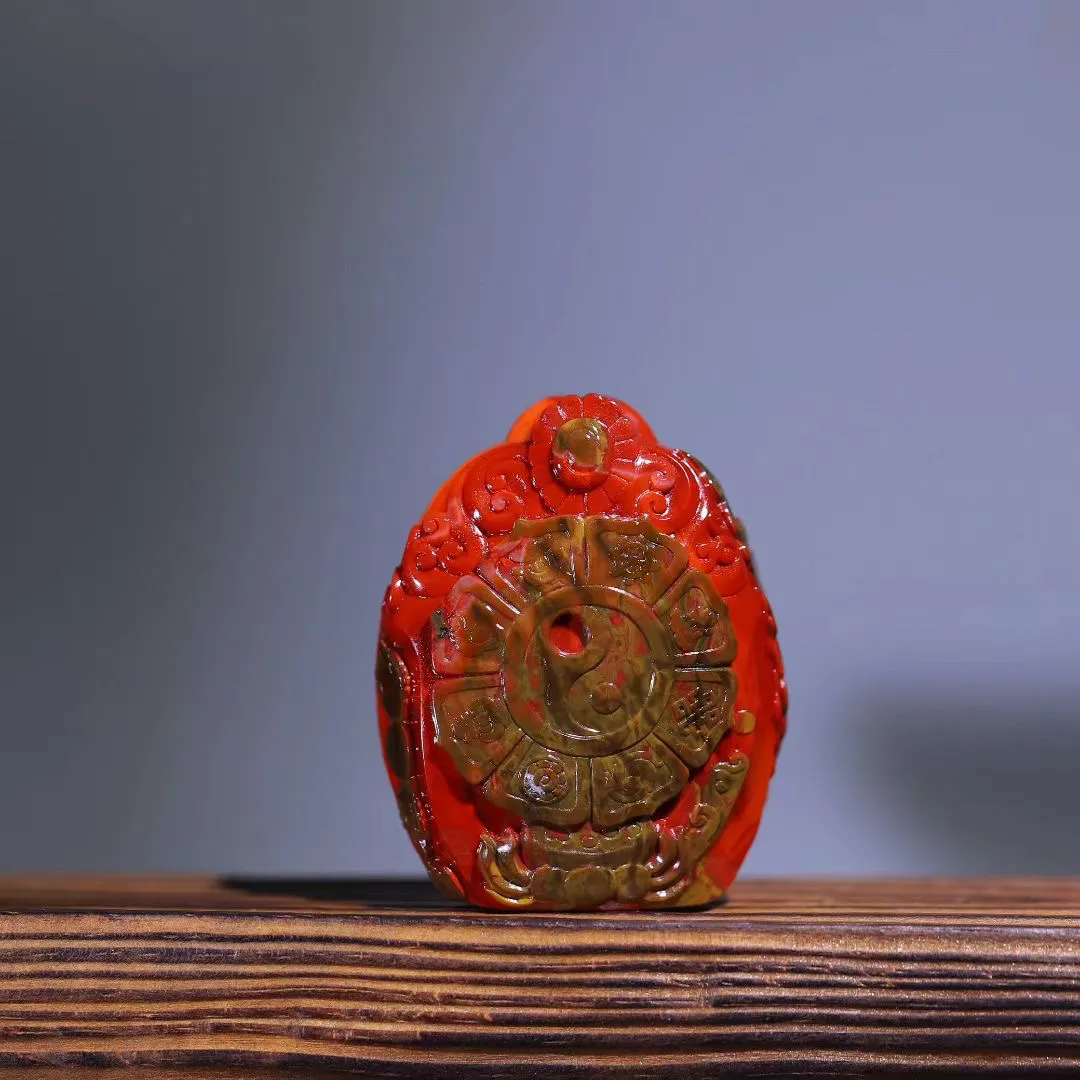 温润与庄严并存
	•	包浆南红：色泽醇厚，由内而外透出温润的光泽，手感细腻顺滑，越盘越油润。
	•	千手观音：开脸端庄慈祥，千手错落有致，细节刻画入微，每只手心都有一只慧眼，象征庇佑与智慧。
2. 寓意与祝福
	•	千手护佑：千手观音有求必应，护佑平安、消灾解难、远离祸患。

	•	南红加持：红色代表吉祥与喜庆，寓意生活红红火火、福气满满。

	•	双重守护：佩戴不仅是装饰，更是心灵的寄托与信仰的象征。
规格53-43-20mm72g