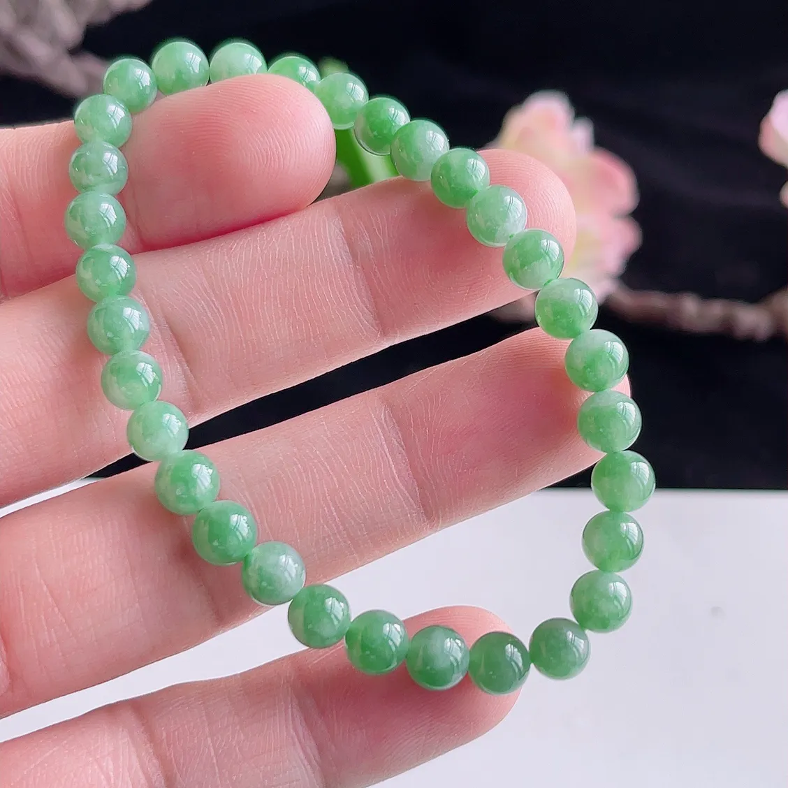 缅甸A货翡翠精美冰润满色满绿手链   珠圆玉润，色泽靓丽，种好，玉质细腻  工艺精美  佩戴气质大方（请在自然光欣赏）S0703  尺寸6.5mm