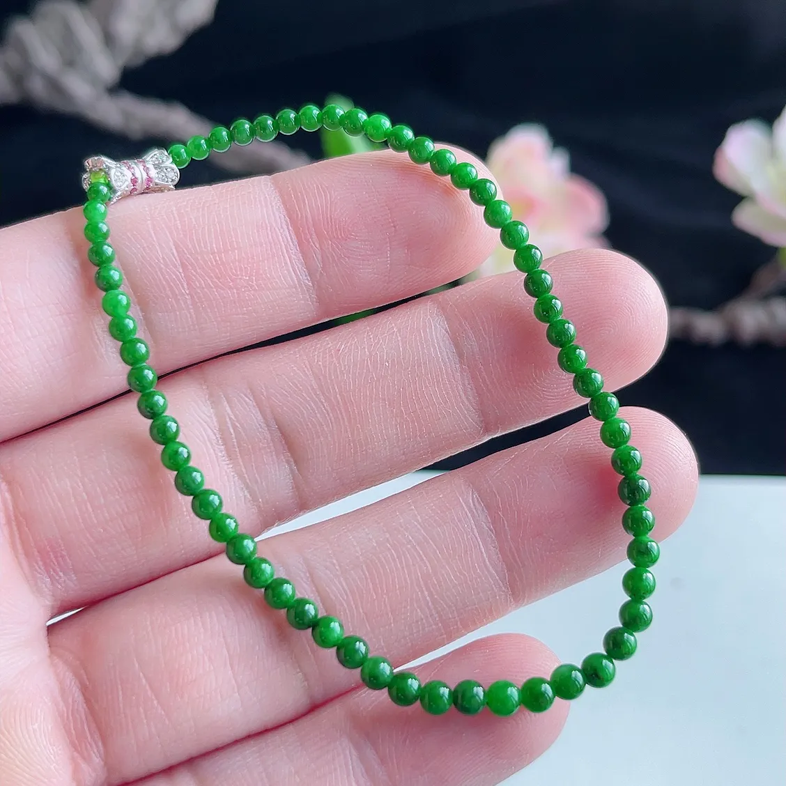 缅甸A货翡翠精美冰润满色辣绿手链   珠圆玉润，色泽靓丽，种好，玉质细腻  工艺精美  佩戴气质大方（请在自然光欣赏）S0853  尺寸3.5mm
