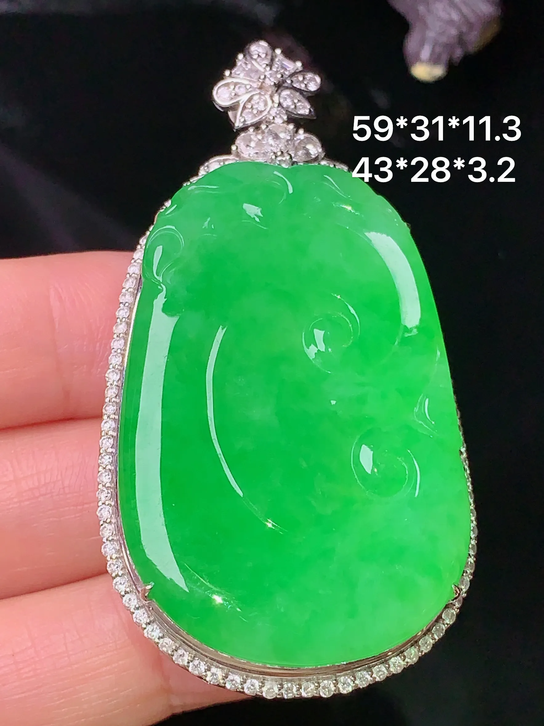 18k金钻镶嵌翠绿如意吊坠 玉质细腻 色泽艳丽 整体尺寸59*31*11.3