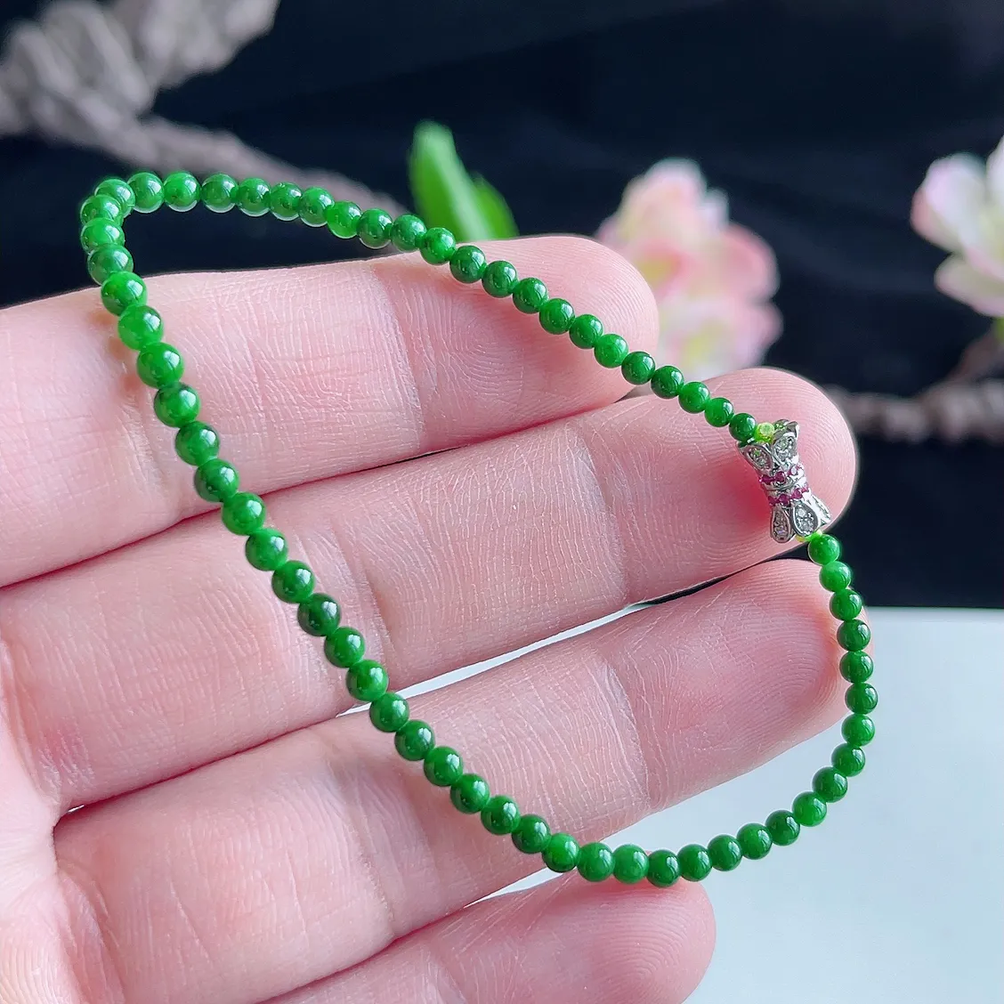 缅甸A货翡翠精美冰润满色辣绿手链   珠圆玉润，色泽靓丽，种好，玉质细腻  工艺精美  佩戴气质大方（请在自然光欣赏）S0853  尺寸3.5mm
