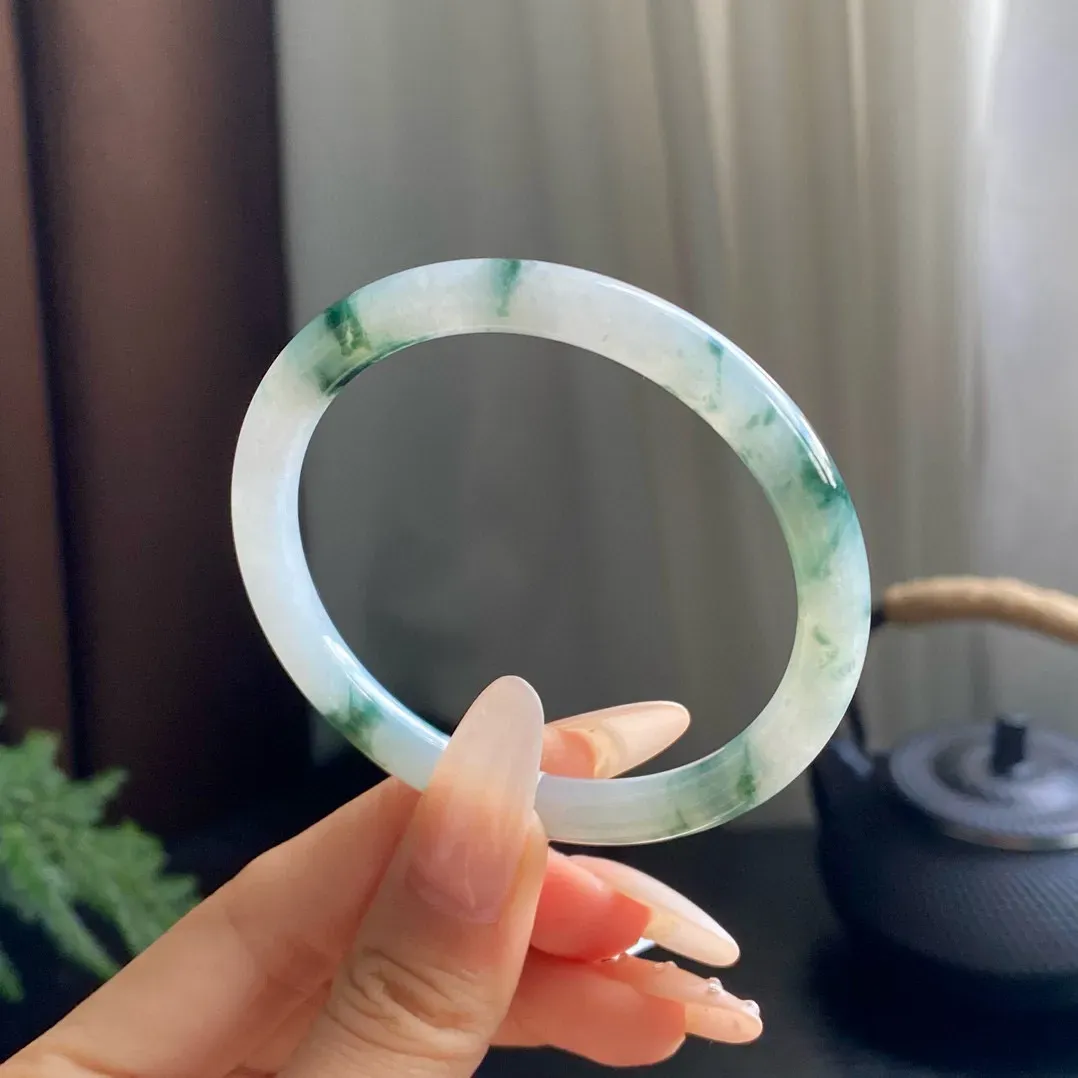 【细美人条飘花手镯】
【尺寸】53-7-7
底妆细腻冰润，胶感十足，飘灵动清雅绿花，轻盈飘逸，古典雅韵，上手端庄优雅