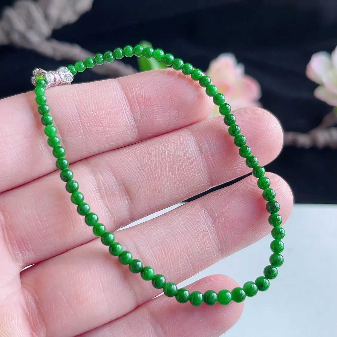 缅甸A货翡翠精美冰润满色辣绿手链   珠圆玉润，色泽靓丽，种好，玉质细腻  工艺精美  佩戴气质大方（请在自然光欣赏）S0853  尺寸3.5mm