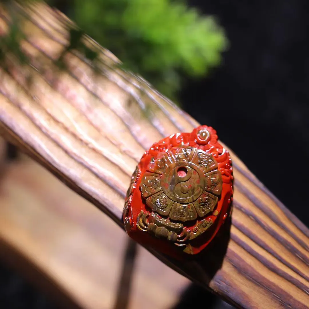 温润与庄严并存
	•	包浆南红：色泽醇厚，由内而外透出温润的光泽，手感细腻顺滑，越盘越油润。
	•	千手观音：开脸端庄慈祥，千手错落有致，细节刻画入微，每只手心都有一只慧眼，象征庇佑与智慧。
2. 寓意与祝福
	•	千手护佑：千手观音有求必应，护佑平安、消灾解难、远离祸患。

	•	南红加持：红色代表吉祥与喜庆，寓意生活红红火火、福气满满。

	•	双重守护：佩戴不仅是装饰，更是心灵的寄托与信仰的象征。
规格53-43-20mm72g