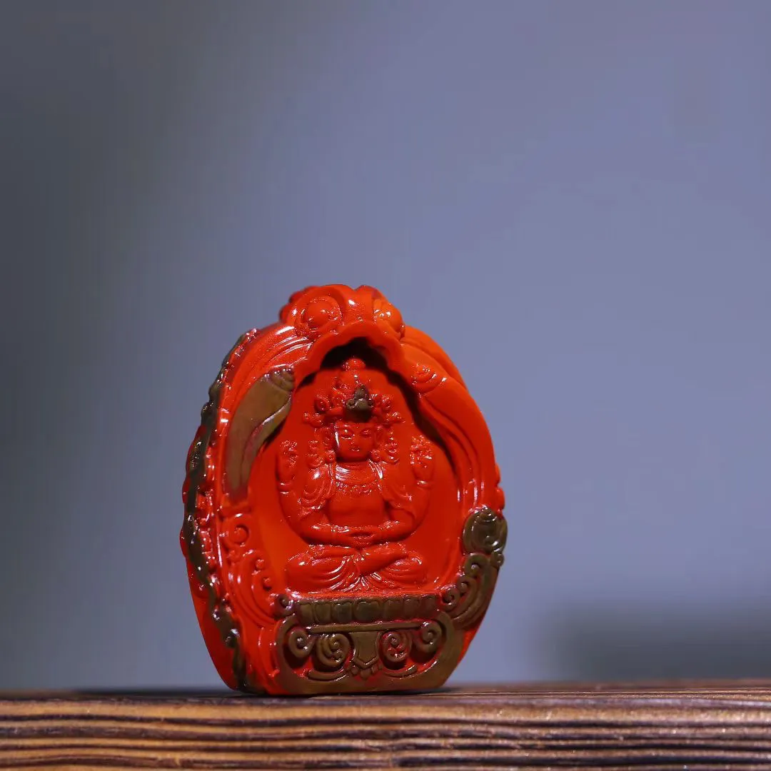 温润与庄严并存
	•	包浆南红：色泽醇厚，由内而外透出温润的光泽，手感细腻顺滑，越盘越油润。
	•	千手观音：开脸端庄慈祥，千手错落有致，细节刻画入微，每只手心都有一只慧眼，象征庇佑与智慧。
2. 寓意与祝福
	•	千手护佑：千手观音有求必应，护佑平安、消灾解难、远离祸患。

	•	南红加持：红色代表吉祥与喜庆，寓意生活红红火火、福气满满。

	•	双重守护：佩戴不仅是装饰，更是心灵的寄托与信仰的象征。
规格53-43-20mm72g