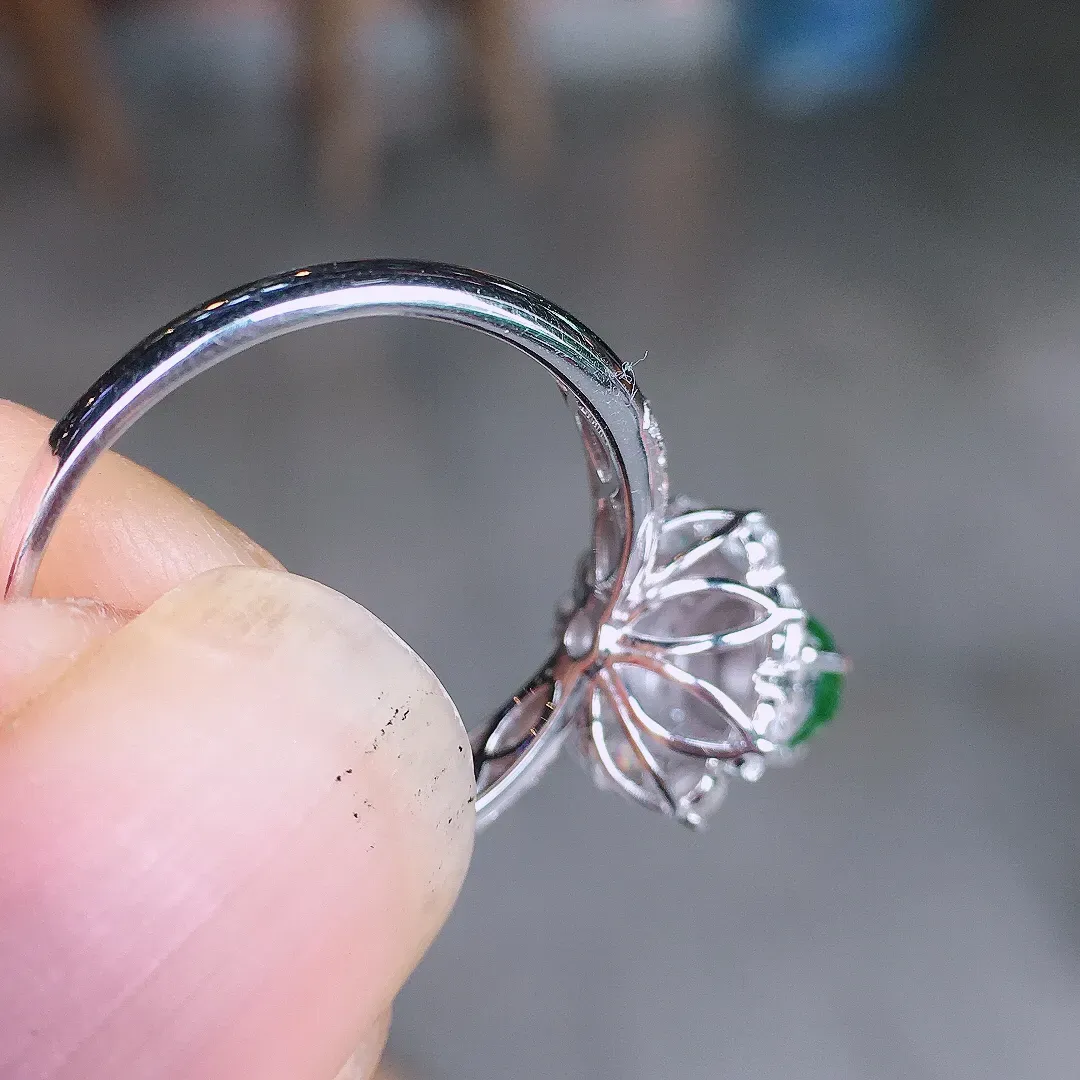 阳绿蛋面戒指，色泽均匀艳丽，玉质细腻，荧光感超
强，饱满圆润，尽显优雅气质，18k
金豪华镶嵌