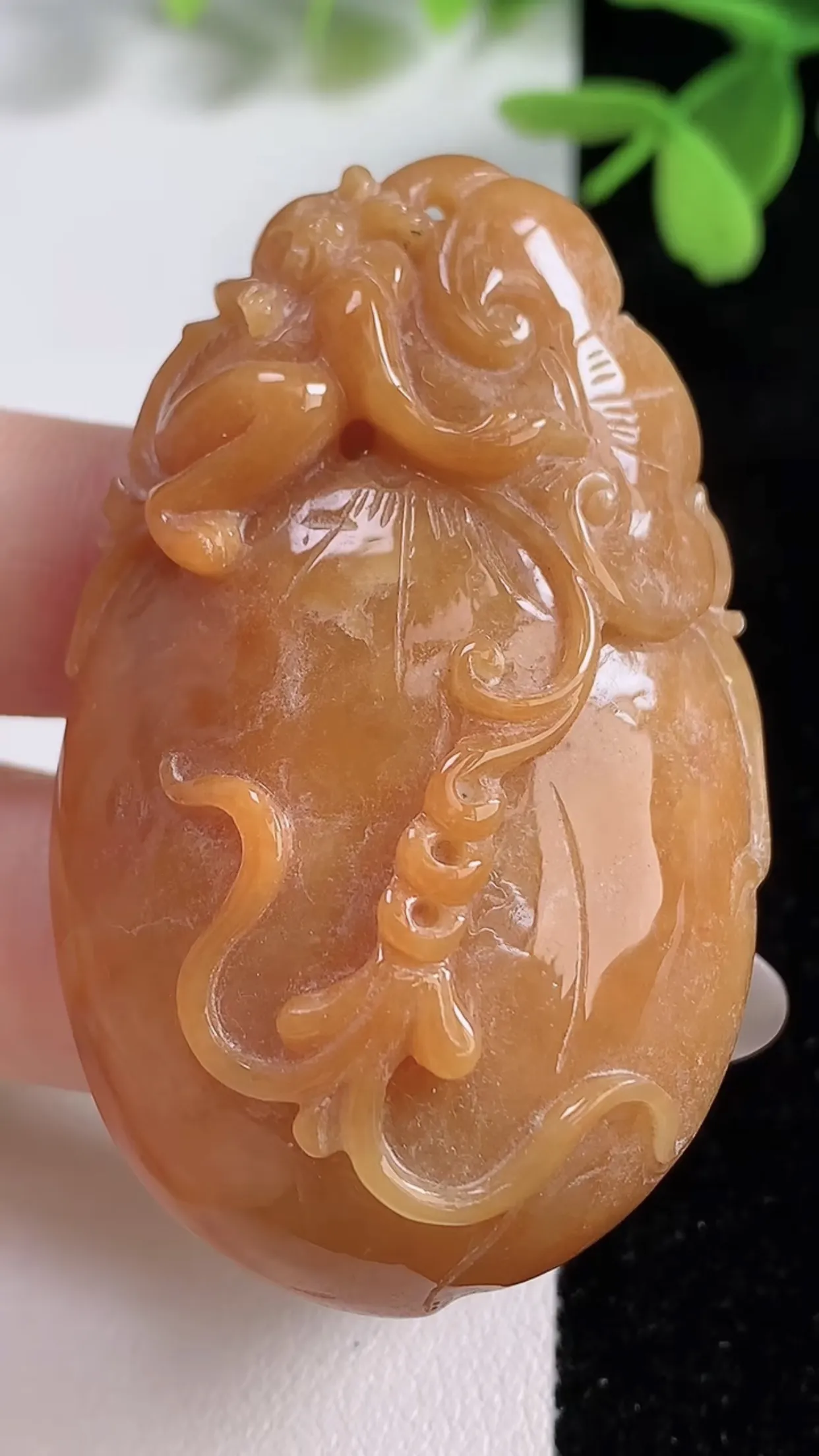 天然翡翠a货 老坑料起胶冰润 红翡灵猴献瑞 福瓜吊坠，尺寸55-35-17mm  y 45.88