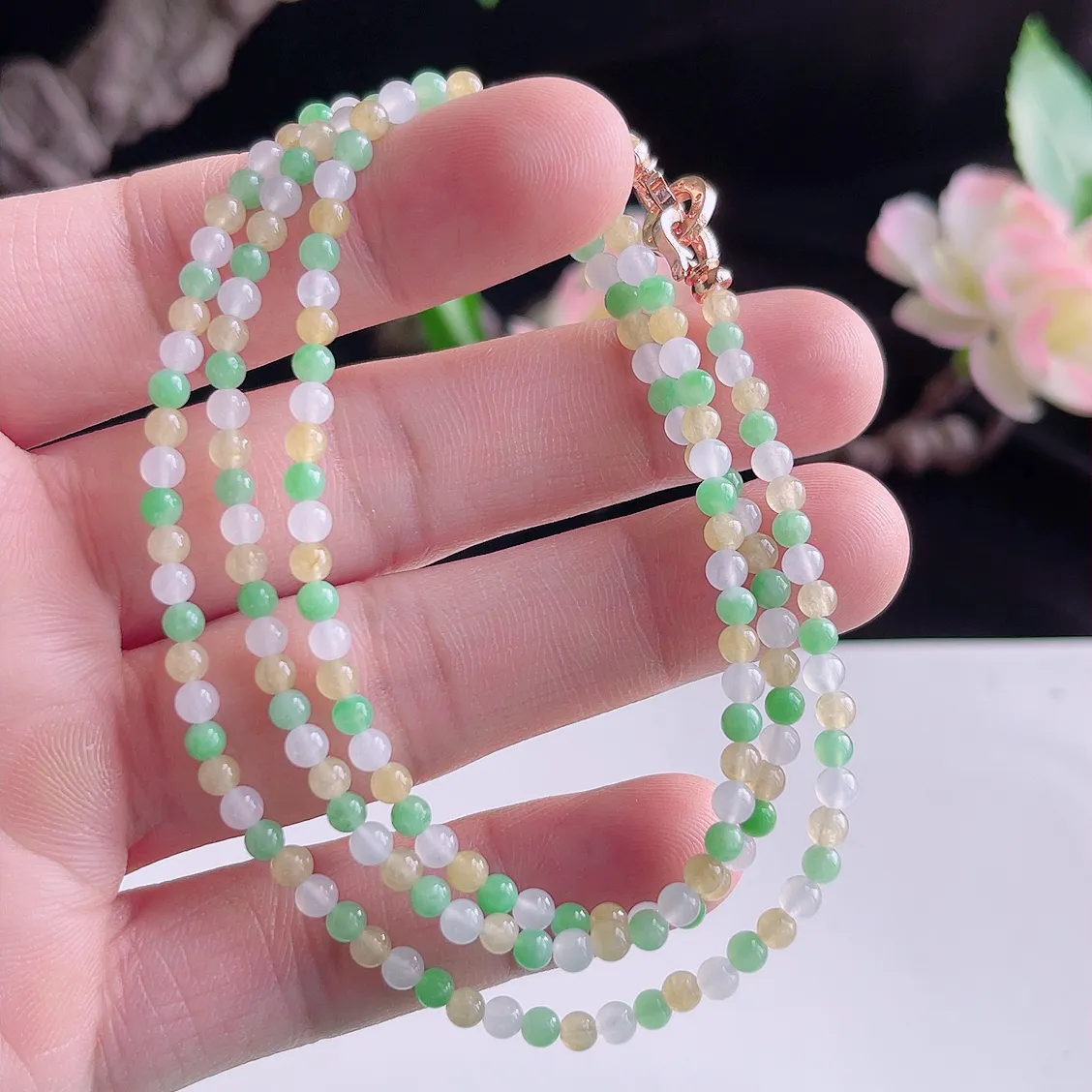 缅甸A货翡翠精美冰润三彩项链   珠圆玉润，色泽靓丽，种好，玉质细腻  工艺精美  佩戴气质大方（请在自然光欣赏）E  尺寸3.8mm