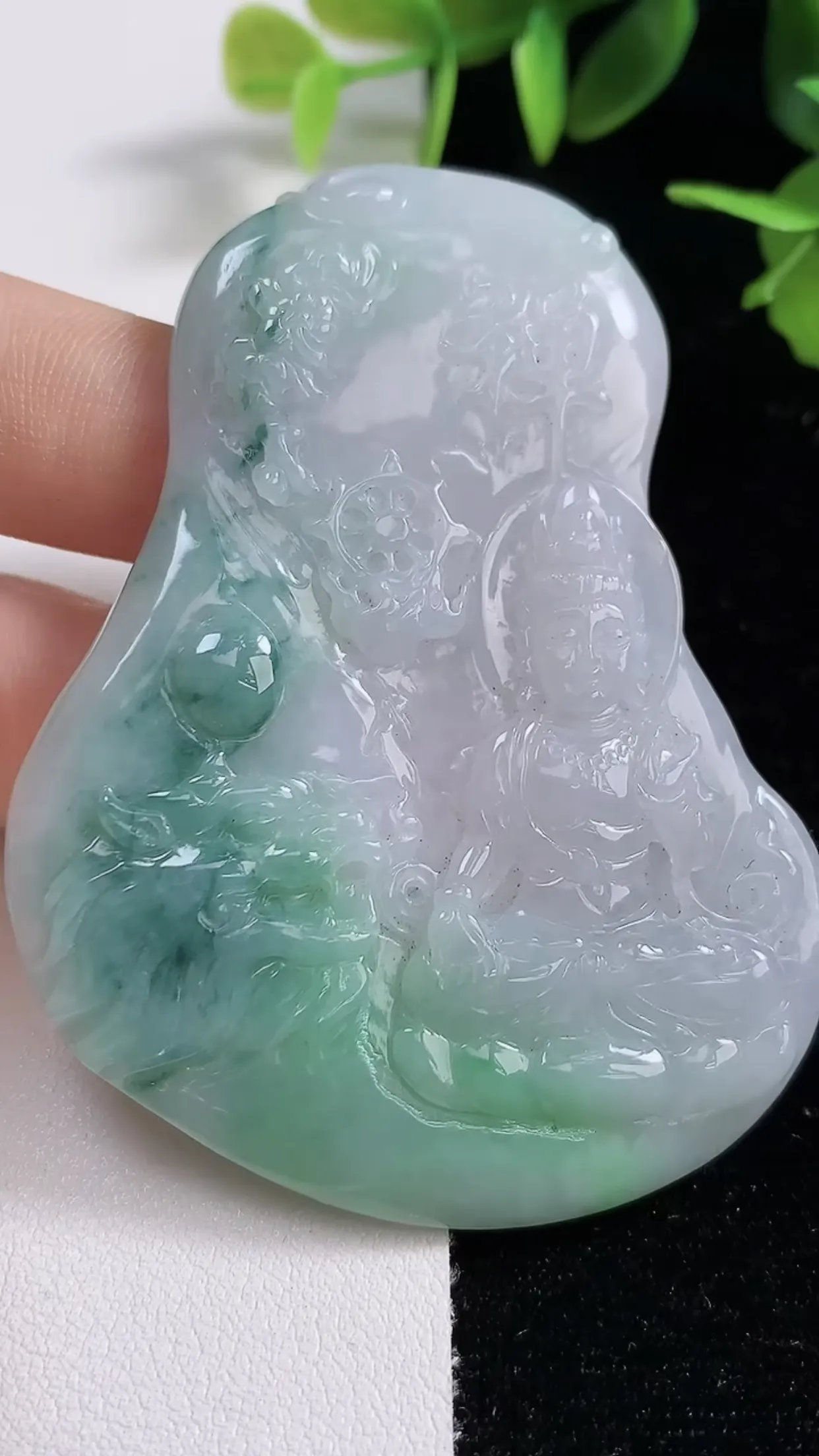 缅甸天然翡翠a货 老坑料起胶冰润 飘绿文殊菩萨吊坠，尺寸67.6-51.3-6mm  y 36.99