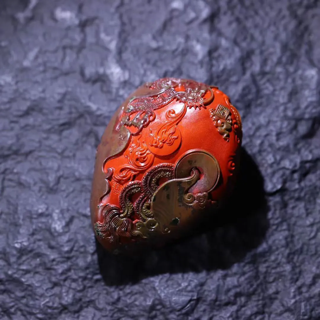 （财神到）
	•	包浆南红：历经岁月沉淀，油脂感强，色泽由内而外透出温润的“老熟”红，不浮夸、不刺眼，越盘越有韵味。

	•	工艺细节：财神像开脸饱满喜庆，眉眼含笑，手持如意，衣褶流畅自然，刀法细腻，连胡须、衣纹纹理都清晰可见。

	•	质地：选材致密细腻，手感圆润，贴身佩戴或盘玩都很舒服。

2. 寓意与文化

	•	财神文化：财神是招财、聚财、纳福的象征，寓意财运亨通、事业兴旺。

	•	南红加持：红色在中国传统文化中代表喜庆、吉祥、好运，南红更是被称为“赤玉”，有消灾护身的说法。

	•	双重祝福：包浆南红+财神造型，既有物质财富的祈愿，也有精神层面的安宁与吉祥。
规格72-52-32mm134g