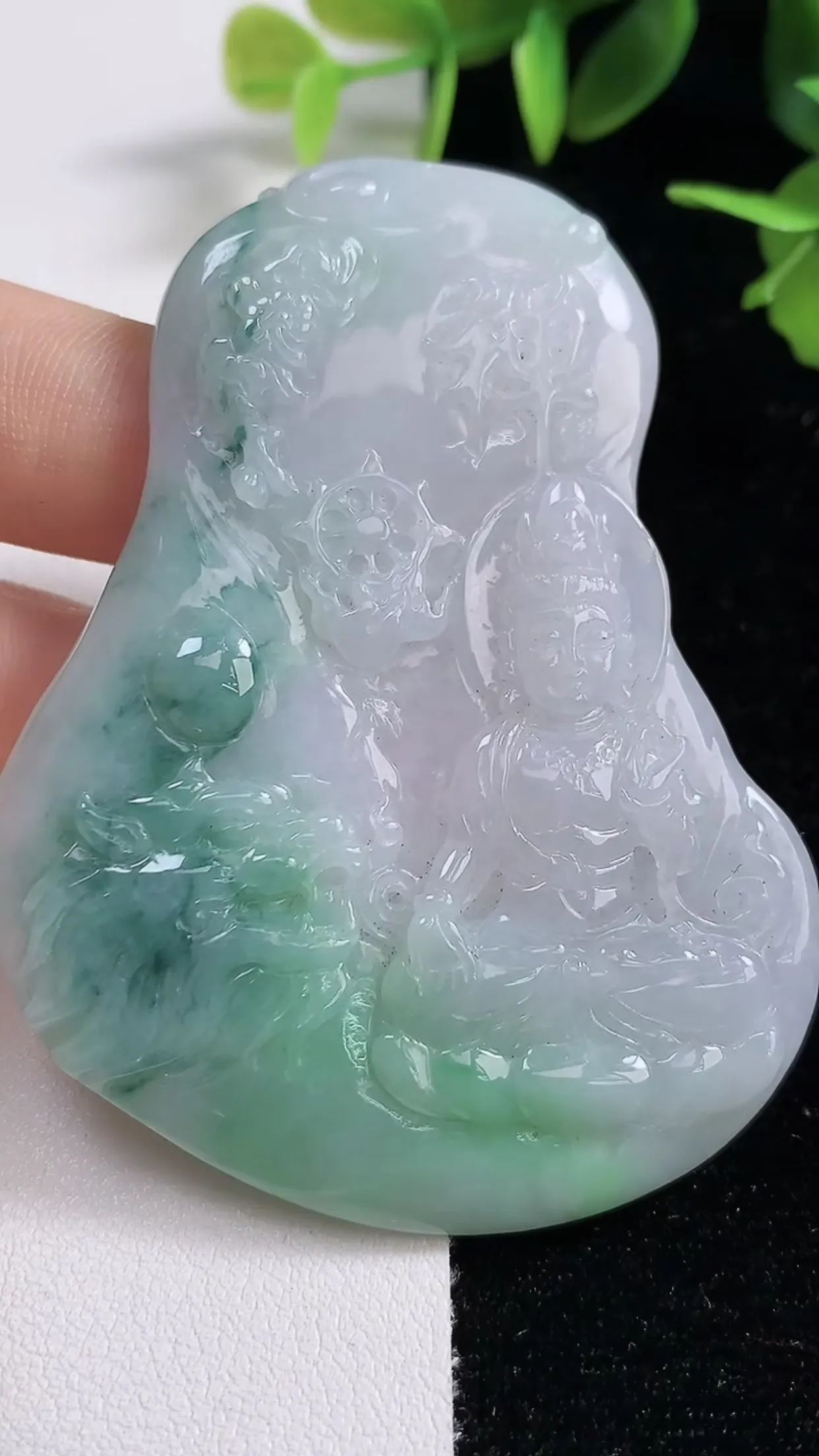 缅甸天然翡翠a货 老坑料起胶冰润 飘绿文殊菩萨吊坠，尺寸67.6-51.3-6mm  y 36.99
